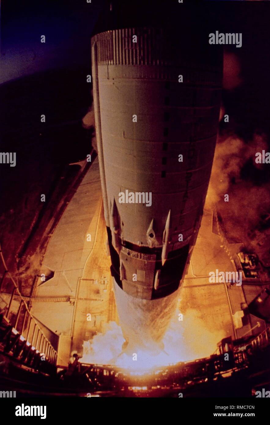 Il Saturn IB, che lancia il veicolo spaziale dell'Apollo 7 missione nello spazio, tenendo fuori dalla piattaforma di lancio. Apollo 7 fu il solo presidiato di missione Apollo alimentati da questo tipo di motore a razzo e il primo test con equipaggio della capsula spaziale (comando e modulo di servizio). Foto Stock Il Saturn IB, che lancia il veicolo spaziale dell'Apollo 7 missione nello spazio, tenendo fuori dalla piattaforma di lancio. Apollo 7 fu il solo presidiato di missione Apollo alimentati da questo tipo di motore a razzo e il primo test con equipaggio della capsula spaziale (comando e modulo di servizio). Foto Stock