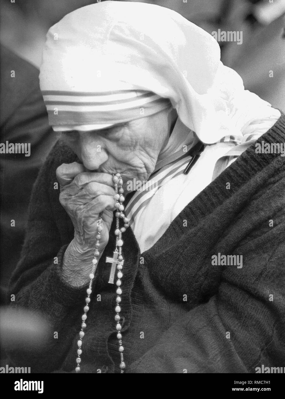 Madre Teresa di Calcutta (1910-1997), suora e fondatore delle Missionarie della Carità (ricevette il Premio Nobel per la Pace nel 1979), assiste il Mariological-Marian Congresso Mondiale di Kevelaer. Foto Stock