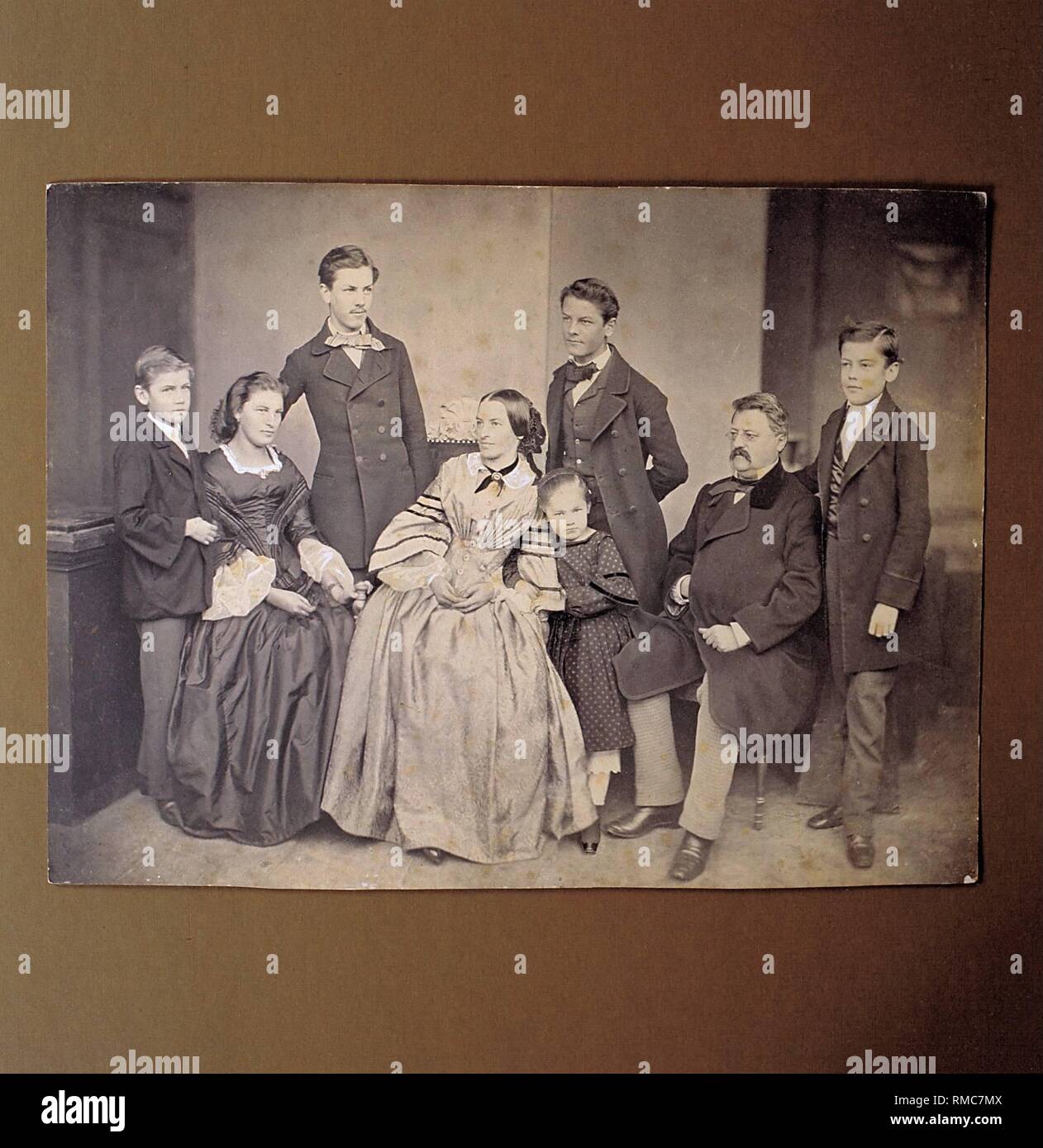 Famiglia storica foto: Studio colpo di Augsburg matchmaker Engert con la sua famiglia, 1860. Foto Stock