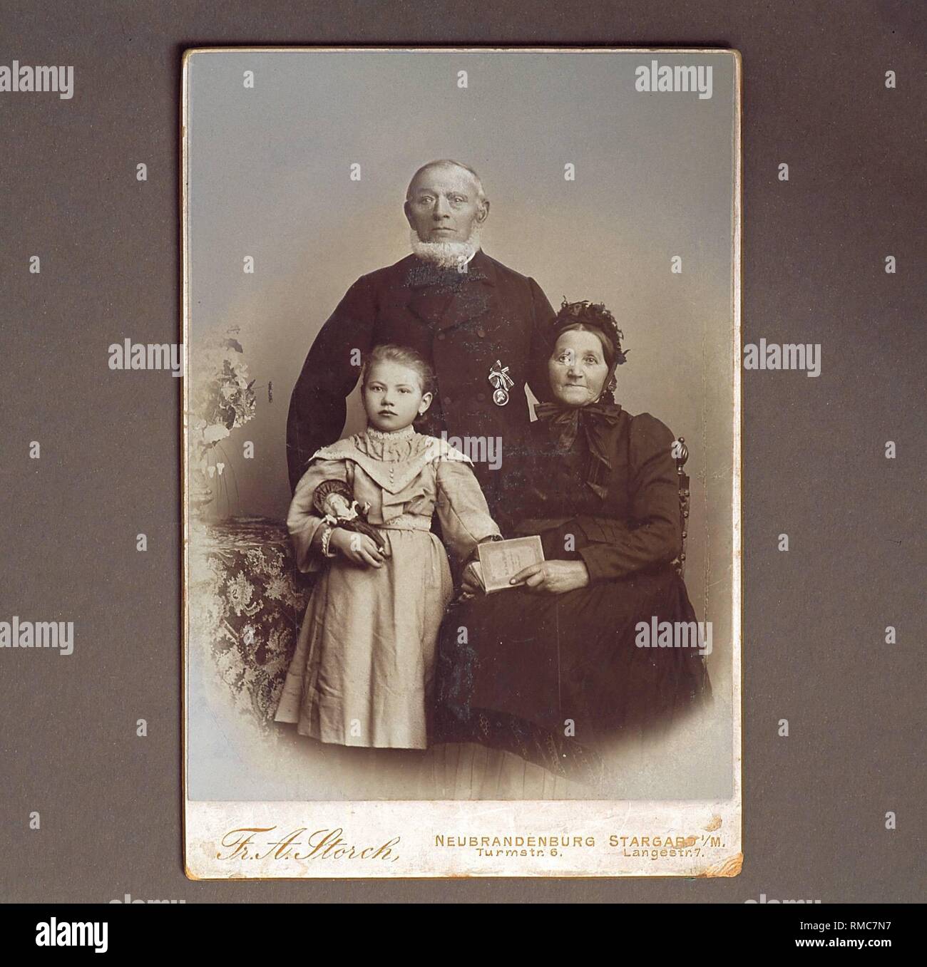 Famiglia storica foto: l'immagine mostra il mio grande-nonni Maria Johanna Friederike Schmidt, b. Freiheit e Johann Carl Christian Schmidt con il nipote altro, intorno al 1890. Foto Stock