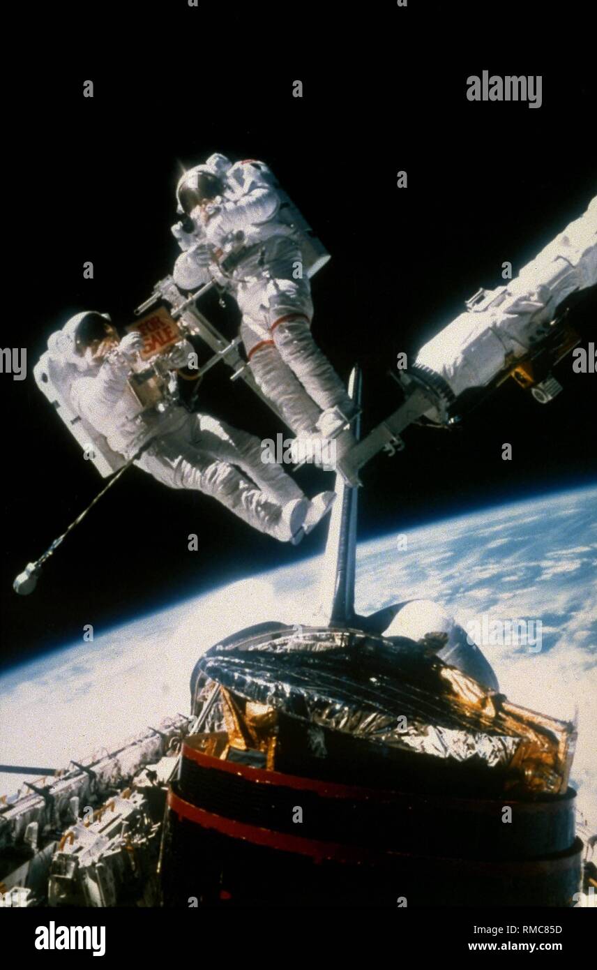 Astronauti americani Dale A. Gardner (l) e Joseph P. Allen (r). al recupero dei satelliti difettosi WESTAR VI e PALAPA B 2 durante il XIV lo space shuttle mission, il cosiddetto STS 51A. Foto Stock