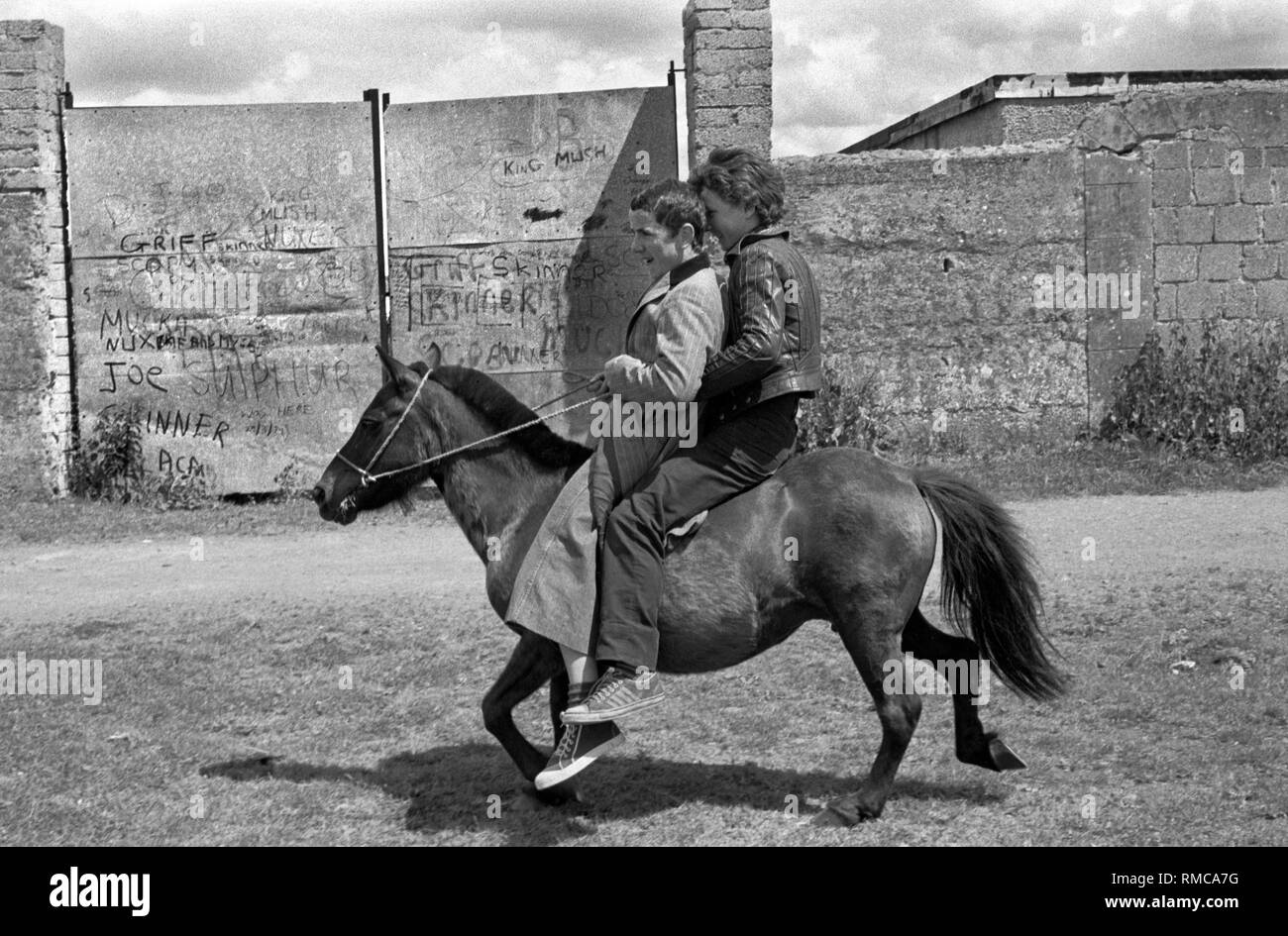 Limerick, nella contea di Limerick Eire. Negli anni settanta la vita quotidiana ragazzi adolescenti in sella ad un cavallo urbano costa occidentale dell'Irlanda meridionale 70s HOMER SYKES Foto Stock