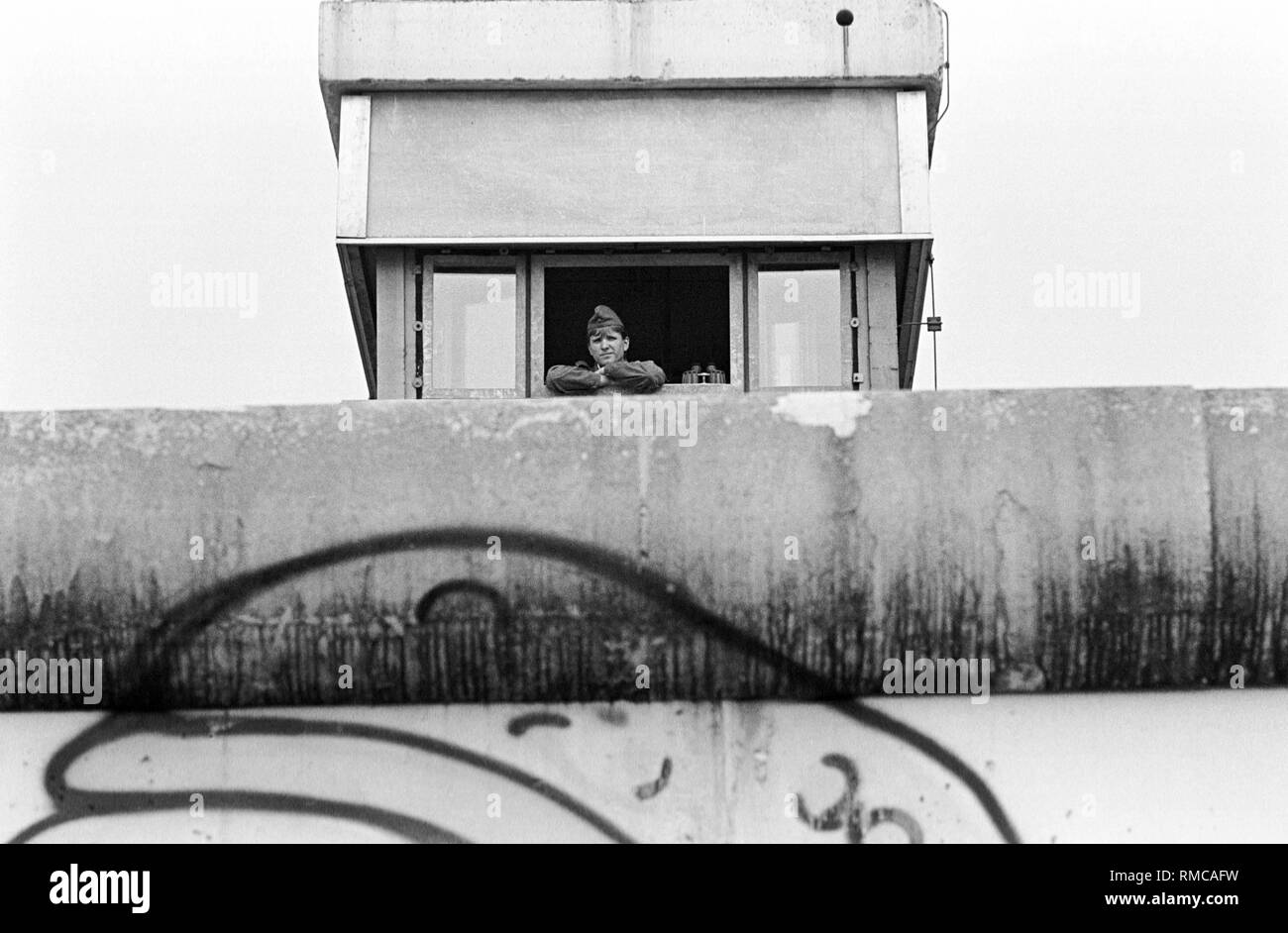 Rdt guardia di confine nella torre di avvistamento nella ristretta area nel quartiere di Kreuzberg. Foto Stock