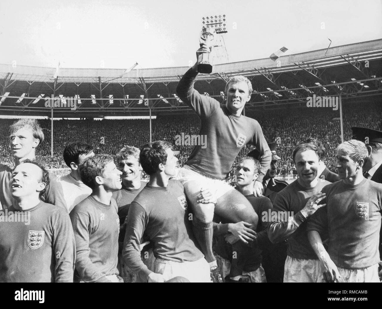 Inghilterra vince la Coppa del Mondo FIFA. Bobby Moore con la Coupe Rimet. Foto Stock