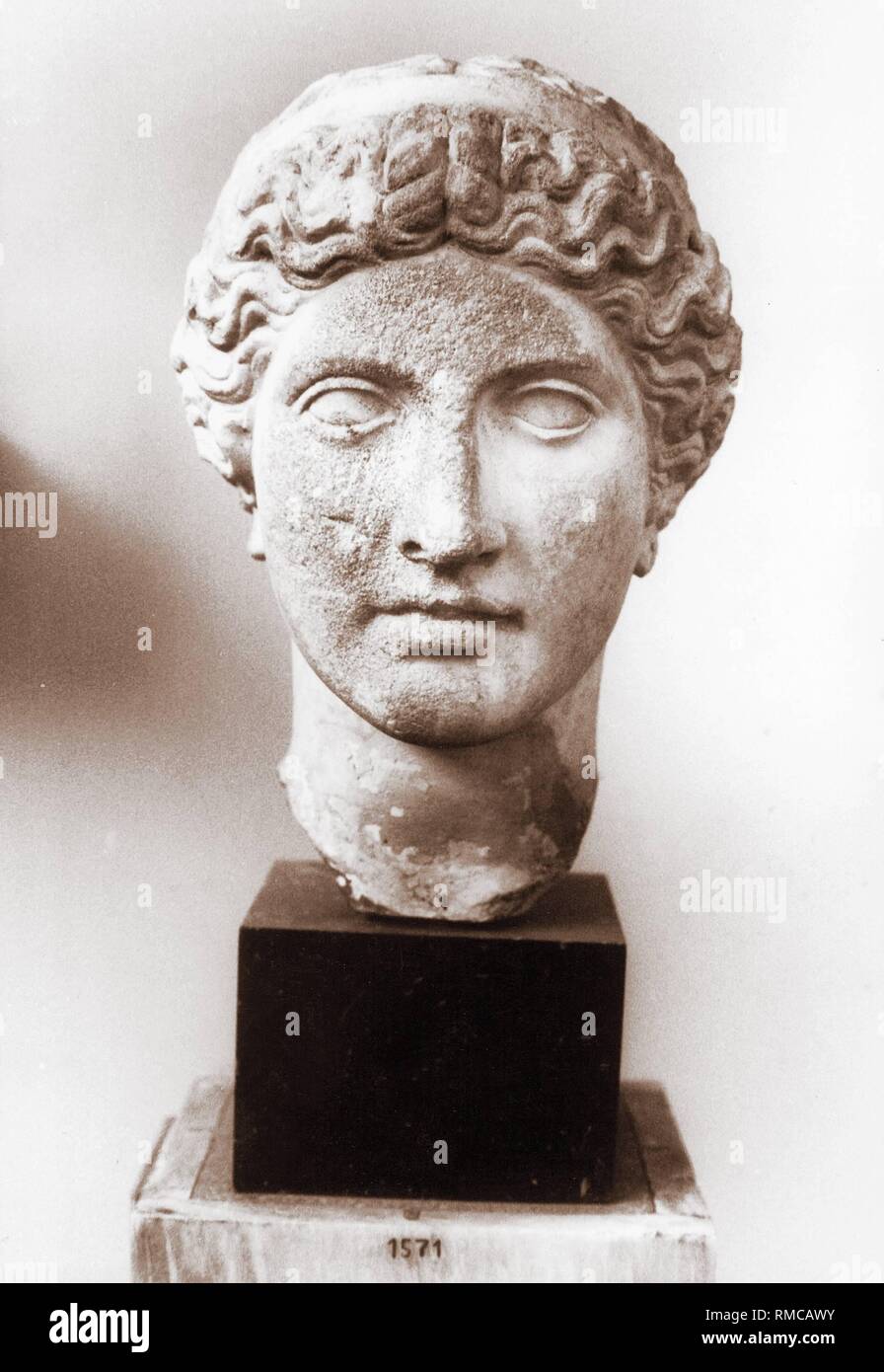 Hera, mito greco, nella mitologia romana Giunone, suprema della dea e Regina del Cielo. Ella era Zeus la moglie e protettrice del matrimonio e le donne. Lei è stato raffigurato in stretta maestosa bellezza e il suo simbolo era il pavone. Principali Luoghi di culto erano Argos e l'isola di Samo. La testa rappresentata può essere trovato nel Museo Archeologico Nazionale di Atene. Foto Stock