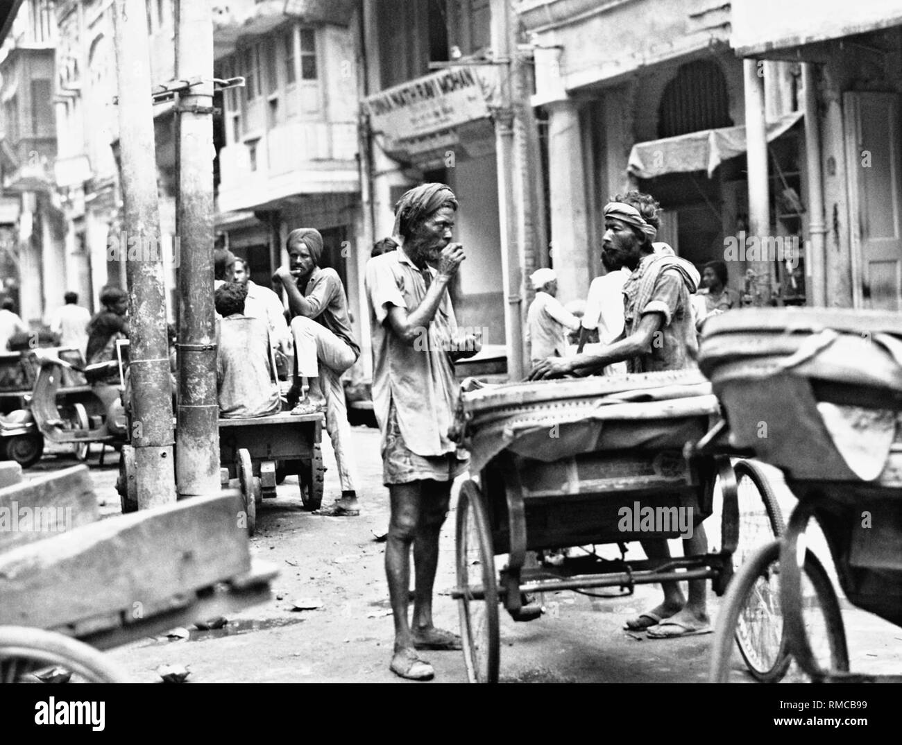 I sikh, che lavorano come rickshaw driver, nelle strade di Amritsar. Segni esterni del maschio sikh sono barba e capelli non tagliato, turbante e il nickname Singh ('lion'). Foto Stock