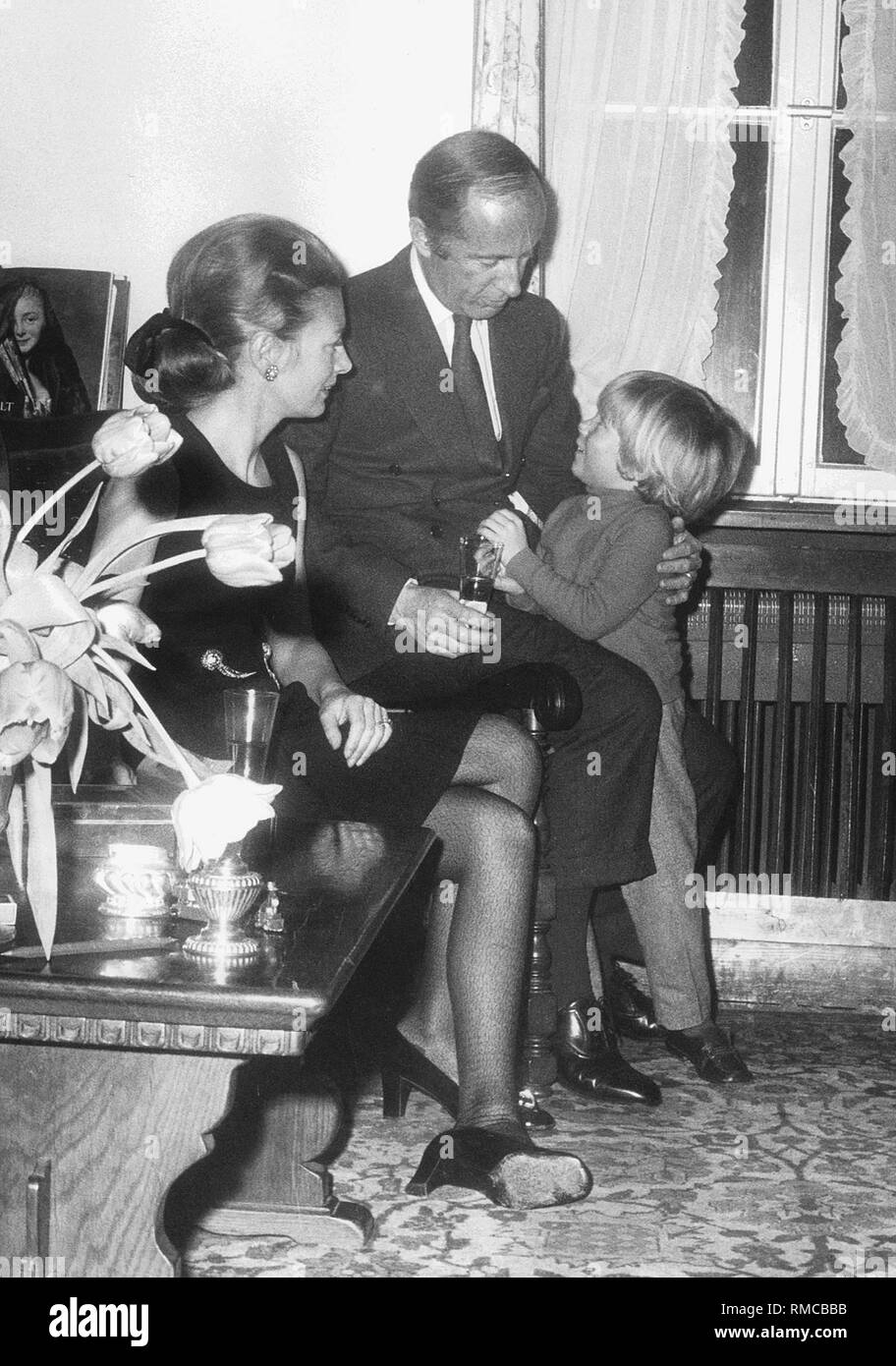Il figlio del longtime Ambasciatore Francese in Berlino, Henri Francois-Poncet con sua moglie Françoise e il loro figlio Hubert. Non datata (foto) Foto Stock