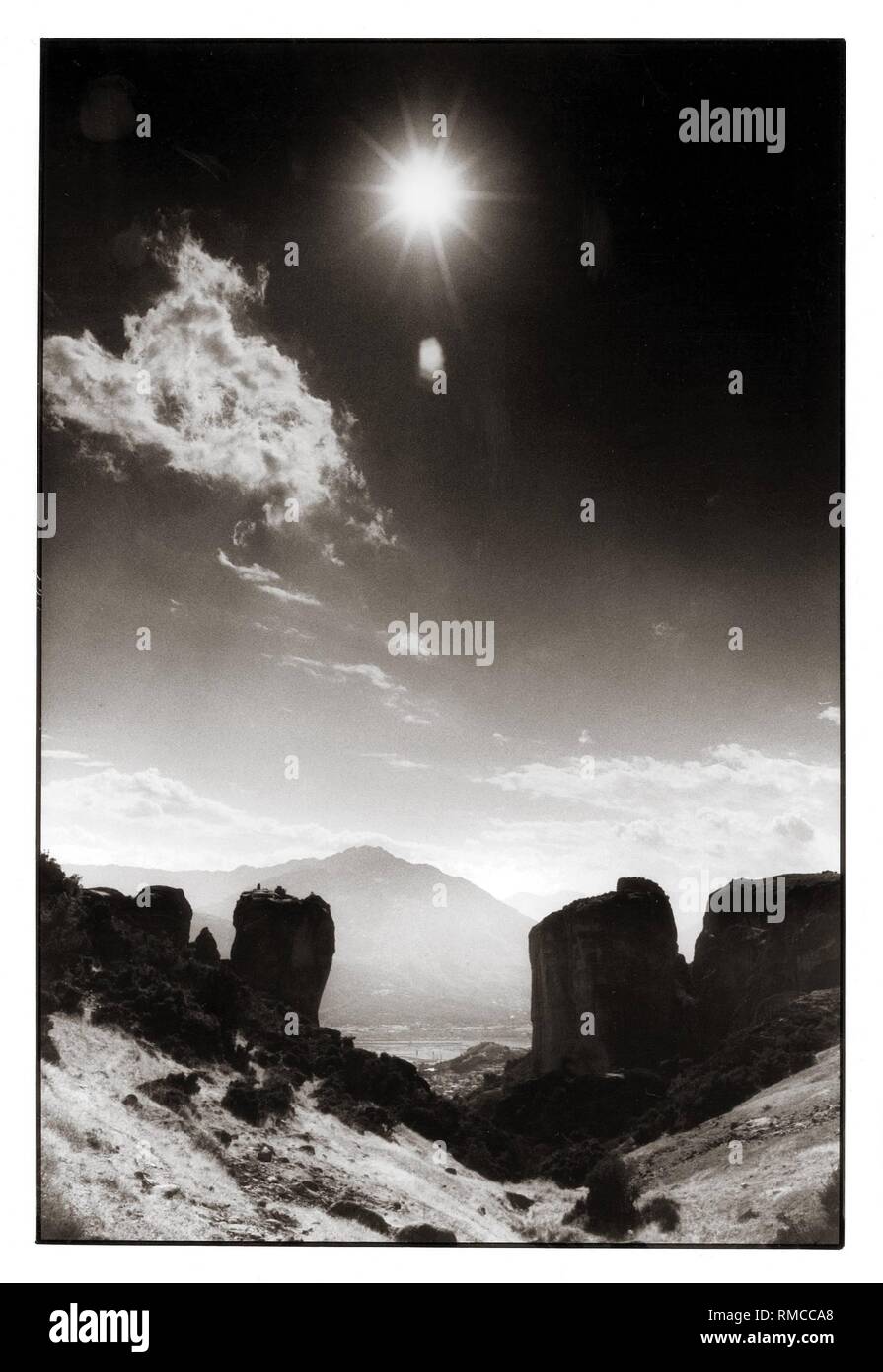 Vacanze in Grecia, il paesaggio in Tessaglia, Meteora, 1988. Il Greco monasteri ortodossi sono situati tra i quasi inaccessibile formazioni rocciose. I monasteri di Meteora sono parte del Patrimonio Culturale Mondiale dell'UNESCO. Settembre 1988. Foto Stock
