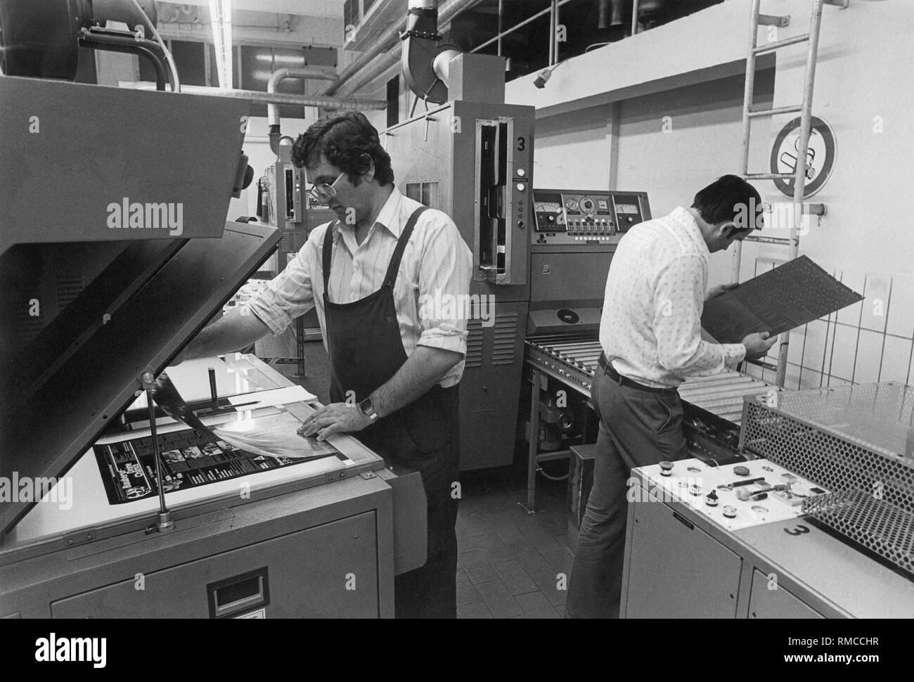 Dipendente presso la copiatrice nella stampa di opere di Sueddeutsche Verlag. Foto Stock