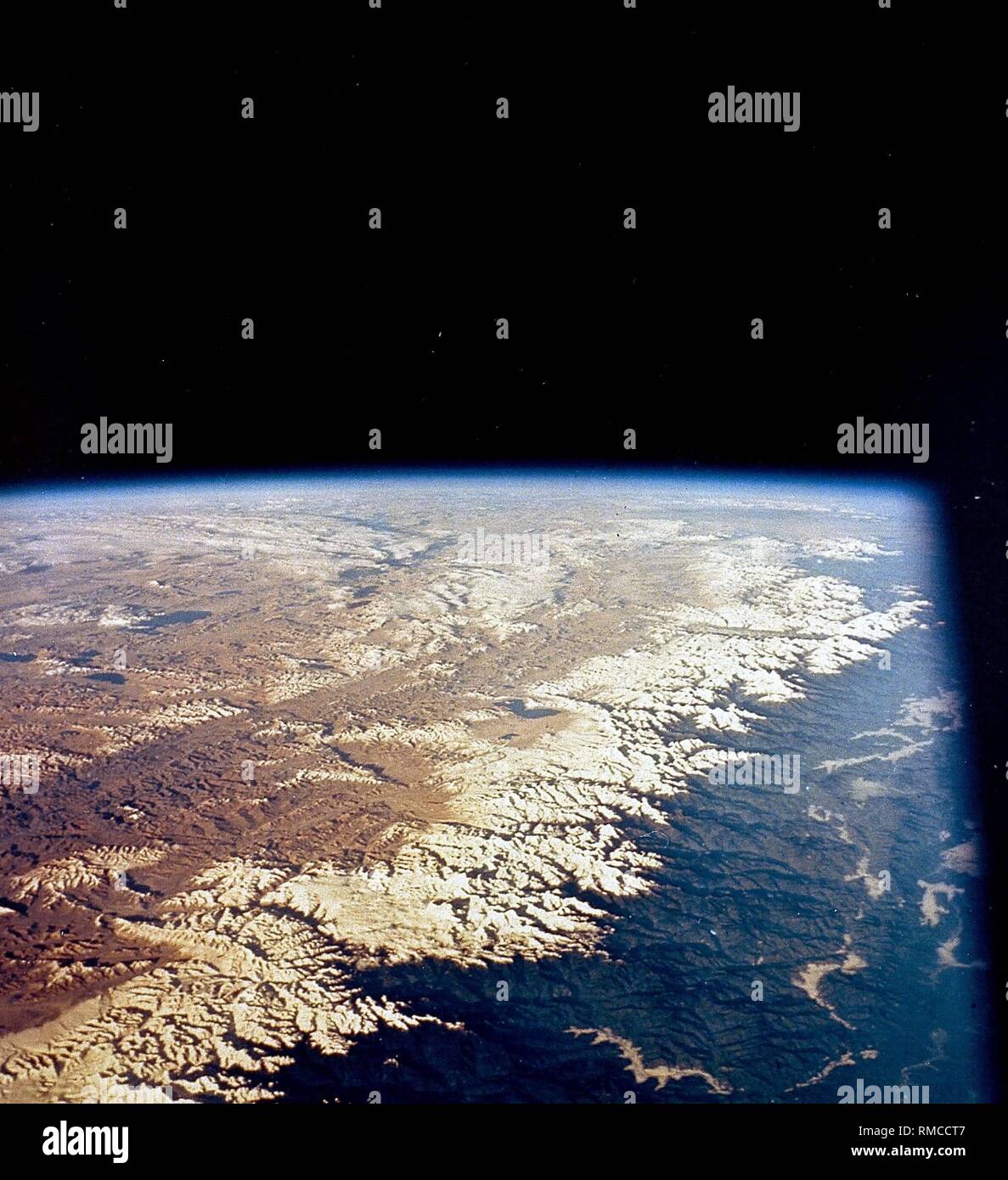 Vista dettagliata della Terra con l'Himalaya. La foto è stata presa come parte dell'Apollo 7 missione della NASA. Foto Stock