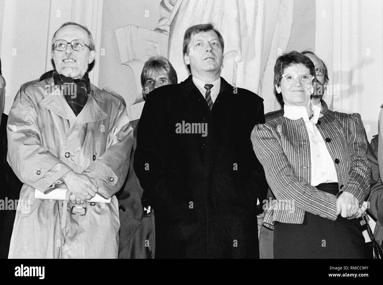 Campagna elettorale della CDU al Gendarmenmarkt a Berlino Est. Il 18 marzo 1990 hanno avuto luogo le prime elezioni libere per il popolo della camera nella RDT. Da qui, da sinistra a destra : Lothar de Maiziere, parte superiore del candidato del CDU nella RDT, Eberhard Diepgen, ex sindaco di Berlino Ovest, Rita Suessmuth, Ministro per gli affari della famiglia del gabinetto federale di Bonn. Foto Stock