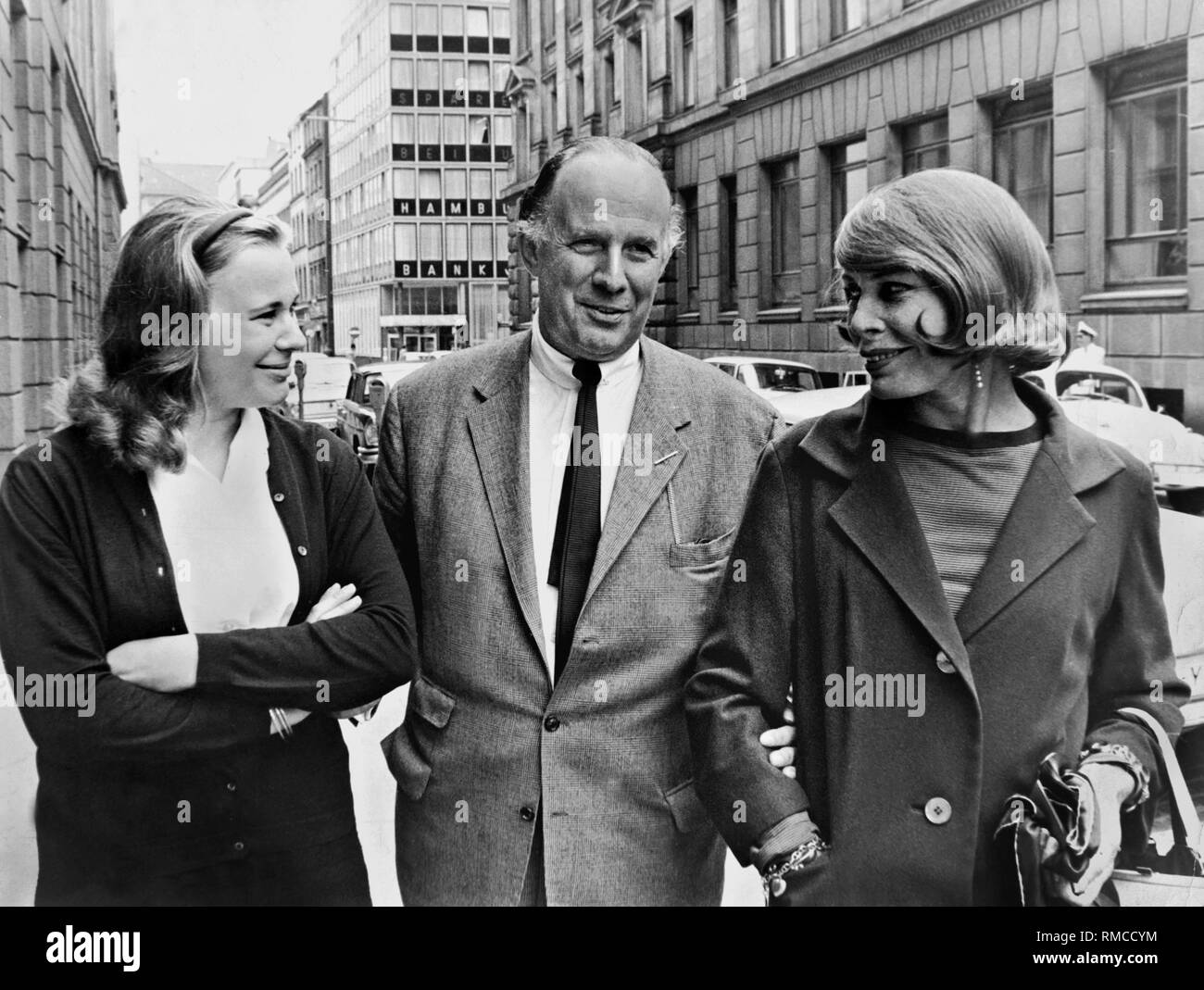 Axel von Ambesser (1910-1988, nato Axel von oesterreich), attore tedesco, scrittore e regista con sua moglie Inge (Borg) di Austria e figlia Gwendolin. Foto Stock