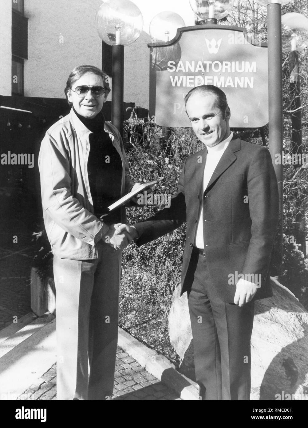 Harald Juhnke con hospital direttore Helmut Wiedemann davanti la clinica termale Wiedemann. Foto Stock