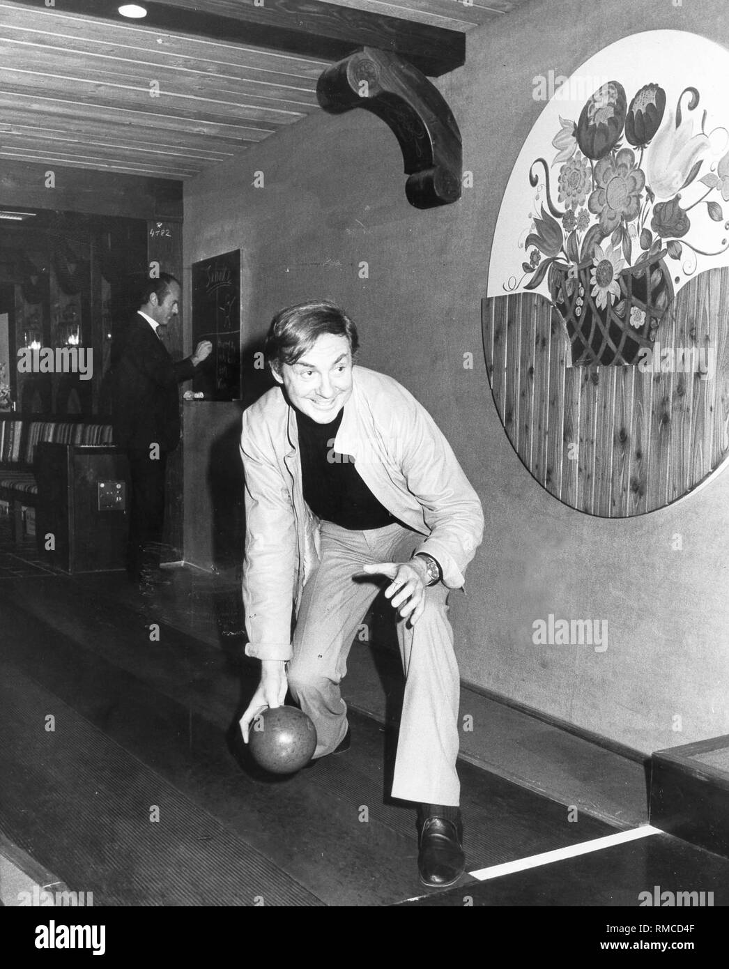 Harald Juhnke bowling. Foto Stock