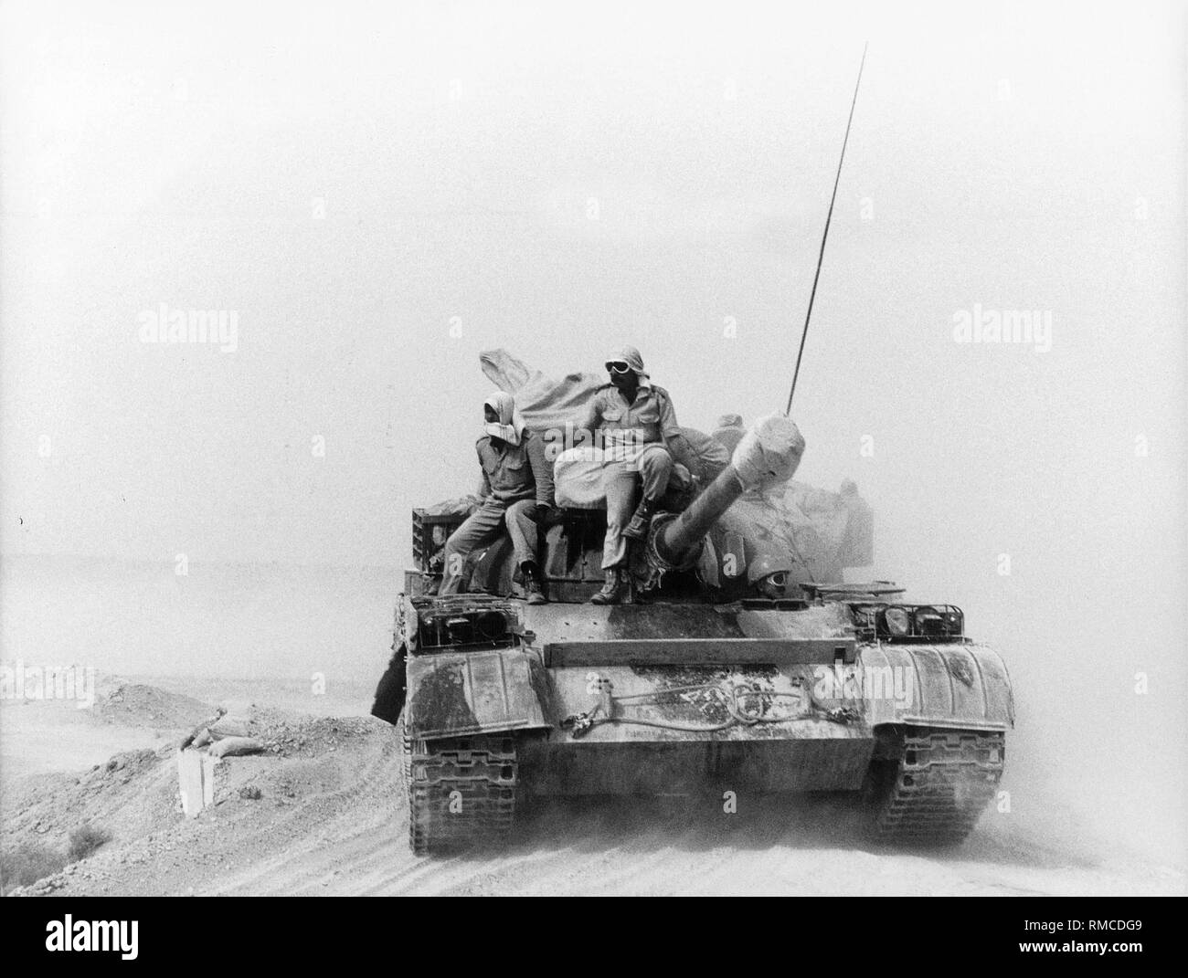 Soldati iracheni stanno portando un stile sovietico serbatoio sul loro modo di fronte ad ovest della città irachena di amara. Foto Stock