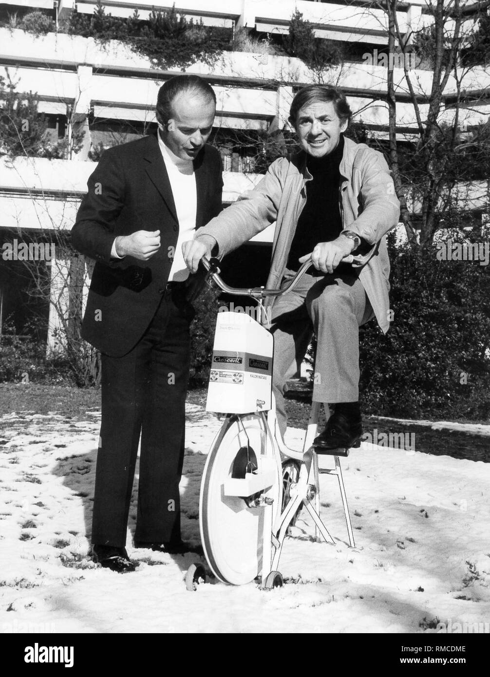 Harald Juhnke con hospital direttore Helmut Wiedemann durante un soggiorno in una clinica. Foto Stock