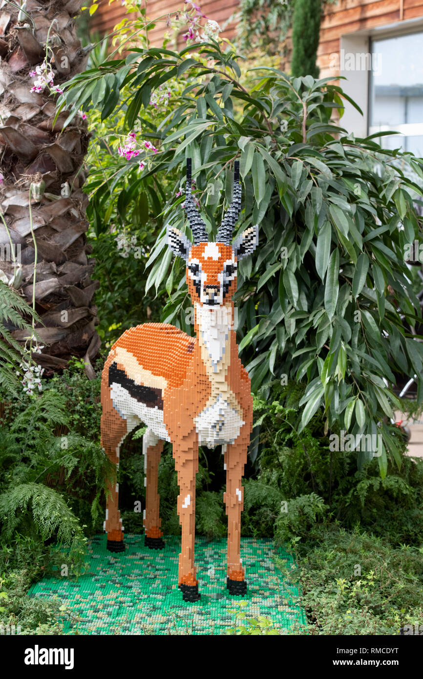 Gazelle mattoni Lego scultura in serra a RHS Wisley Gardens, Surrey, Inghilterra Foto Stock