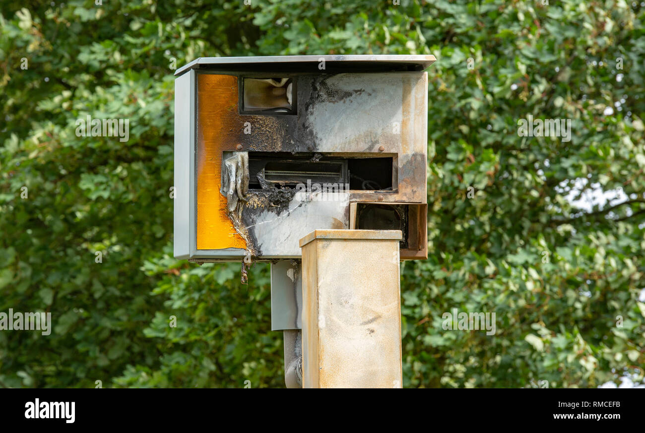 Soggetto ad atti vandalici Gatso autovelox sulla A523, Leek, Staffordshire. Foto Stock