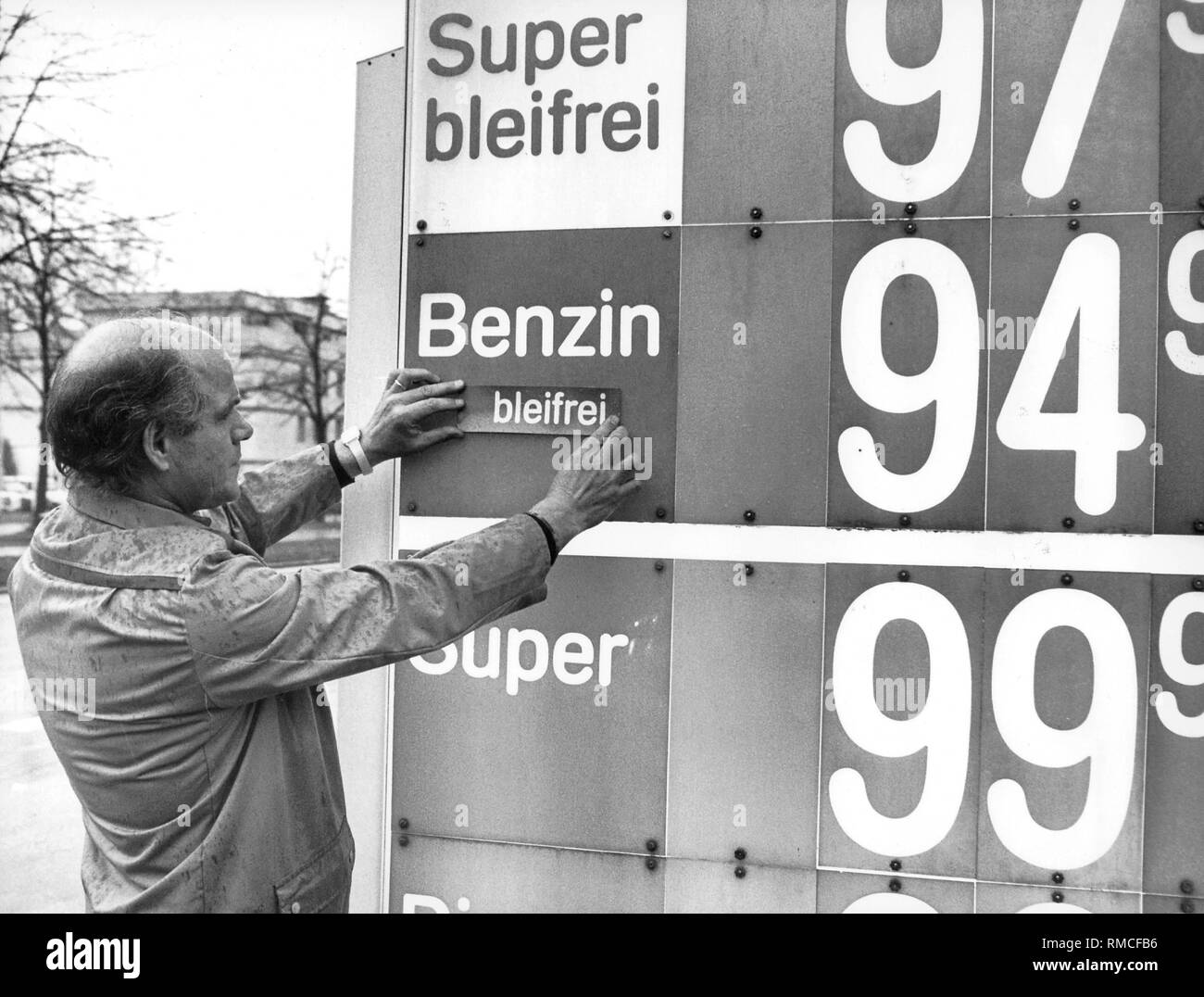 Un gas station attendant etichette del prezzo bordo della sua stazione di riempimento con la dicitura "senza piombo". Dal 01.01.1988 tedesco le stazioni di benzina non sono più autorizzati a vendere la benzina contenente piombo. Foto Stock