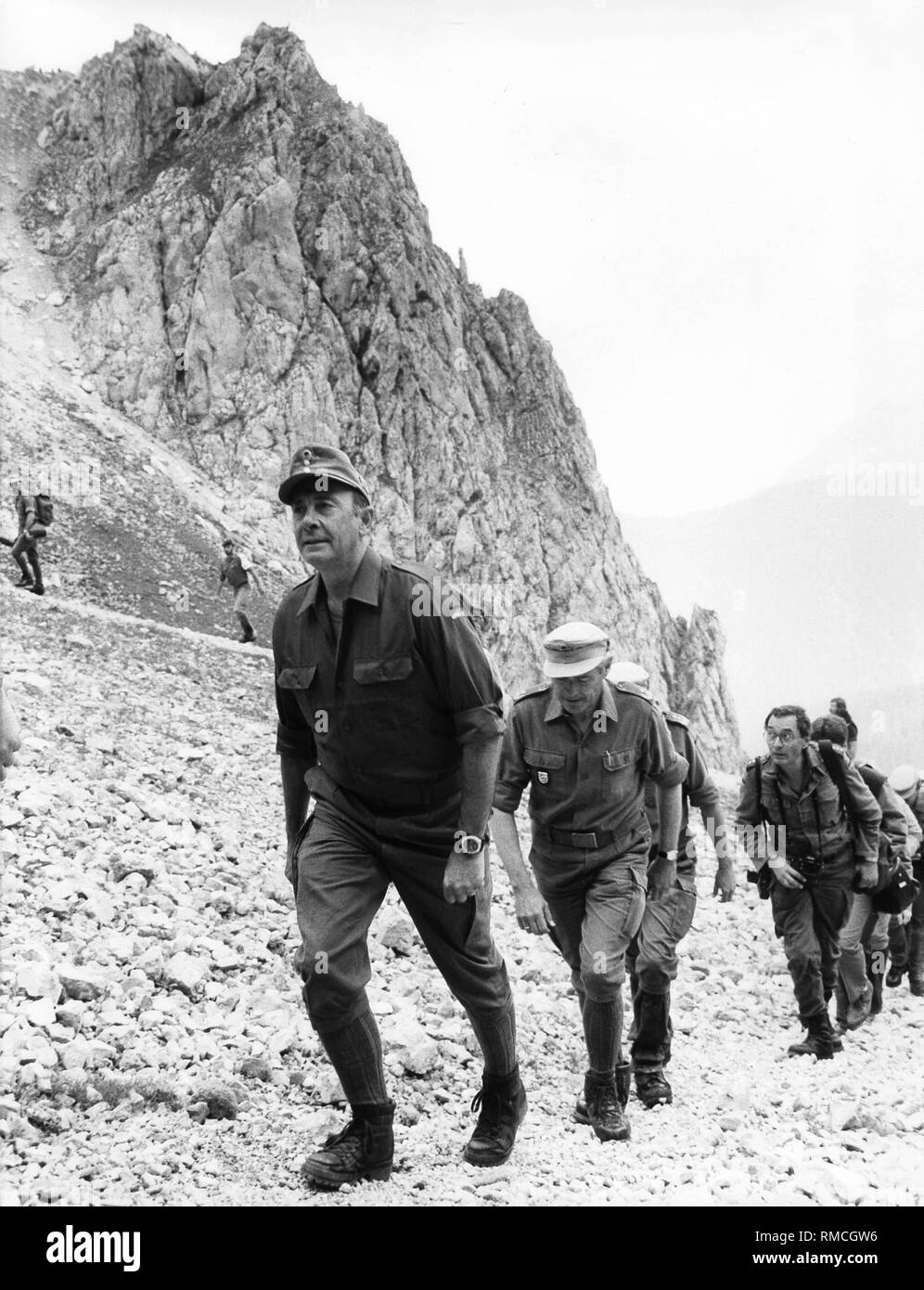 Federale Ministro della difesa Manfred Woerner partecipa a un esercizio militare del 1° Divisione di montagna nelle montagne Karwendel vicino a Mittenwald. Foto Stock