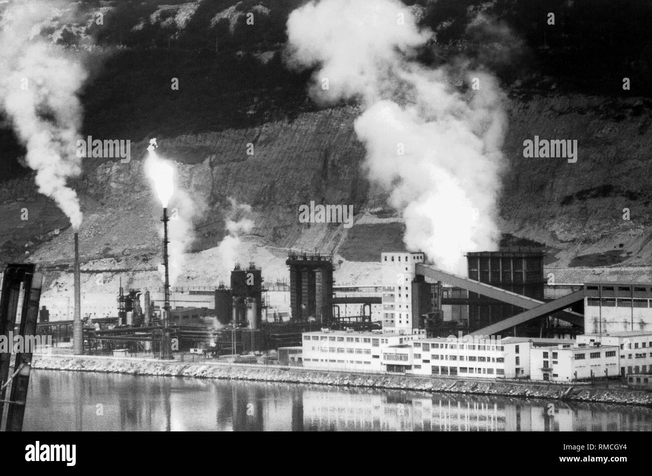 Jugoslavia, economia: raffineria di petrolio nei pressi di Rijeka, il porto più trafficato della Croazia, 1981. Foto Stock