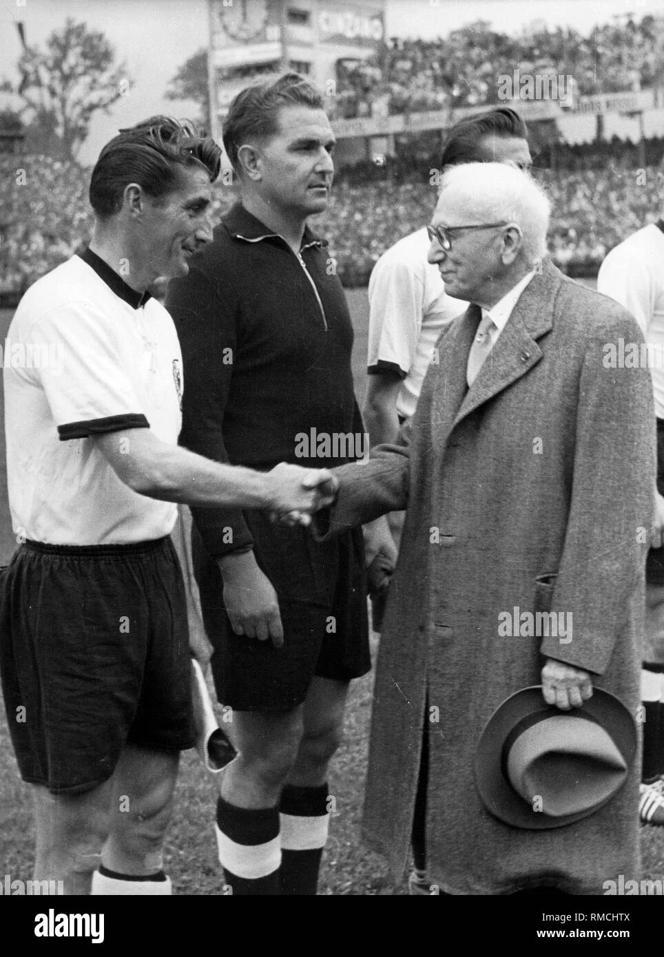 Il presidente della FIFA Jules Rimet (r) accoglie favorevolmente il capitano del team nazionale tedesco Fritz Walter prima della finale del 1954 FIFA World Cup. Foto Stock