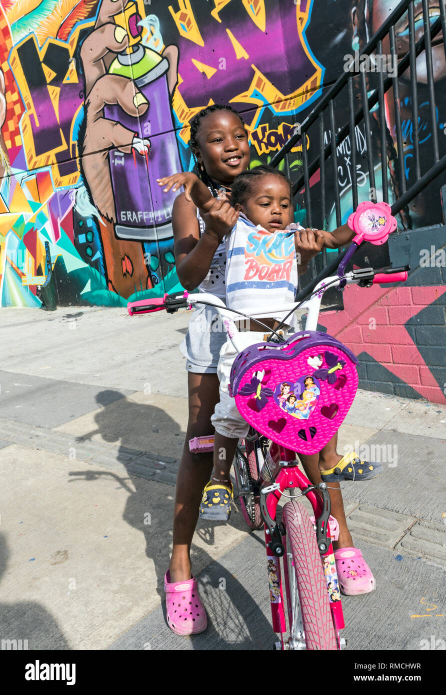 Bambini che giocano in Comuna 13 Medellin Colombia Sud America Foto Stock