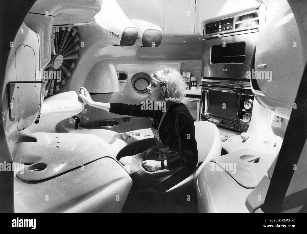 Designer Luigi Colani presentato questo spazio stile cucina sferica presso il Salone Internazionale del Mobile di Colonia nel 1970. Tutti i dispositivi necessari sono situati nella zona di raggiungimento di ??montato centralmente la sede. La foto è stata scattata a Monaco di Baviera, dove la cucina futuristica è stato visualizzato nel Boehmler furniture store. Foto Stock