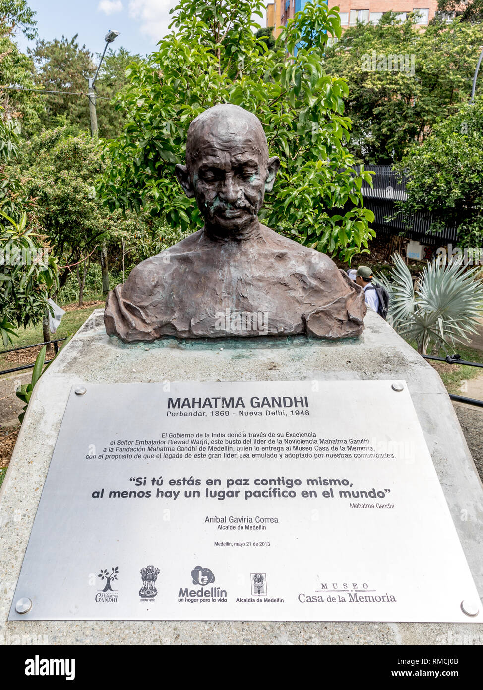 Gandhi Memorial al di fuori del Museo de la Memoria Medellin Colombia Sud America Foto Stock