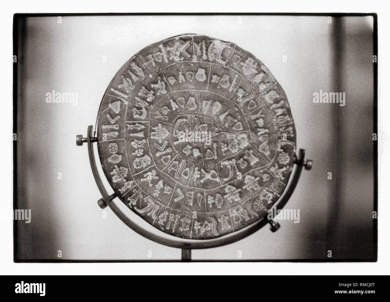 Knossos, palazzo di Festo: il famoso disco di Festo con script geroglifico (circa 1700 AC). Non è stato decifrato fino ad oggi ed è conservata nel Museo di Heraklion (Greco moderno di Iraklion). Ottobre 1982. Foto Stock
