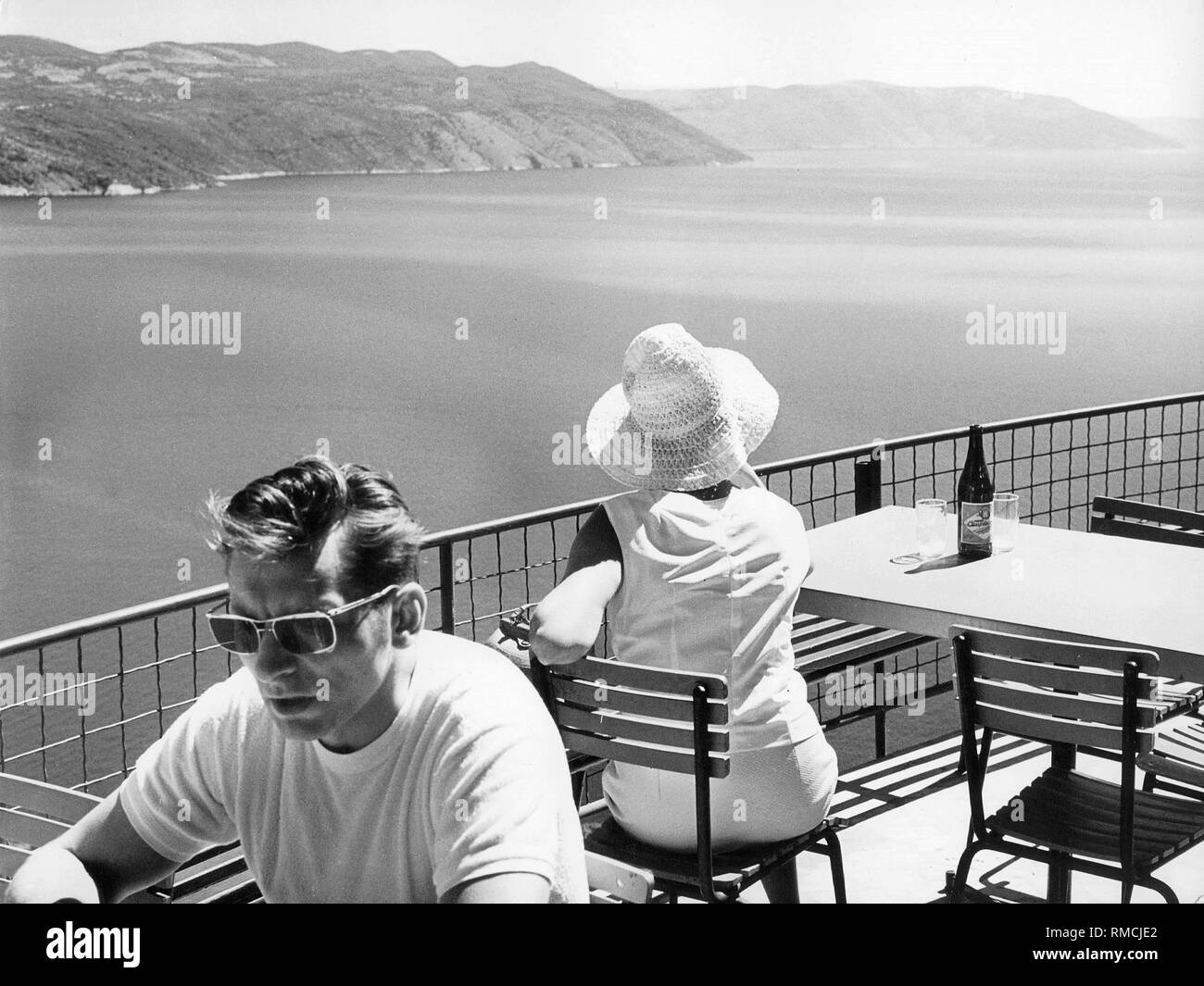 Bar panoramico che si affaccia sul Golfo di Rijeka vicino Plomin da parte iugoslava della costa adriatica. Foto Stock