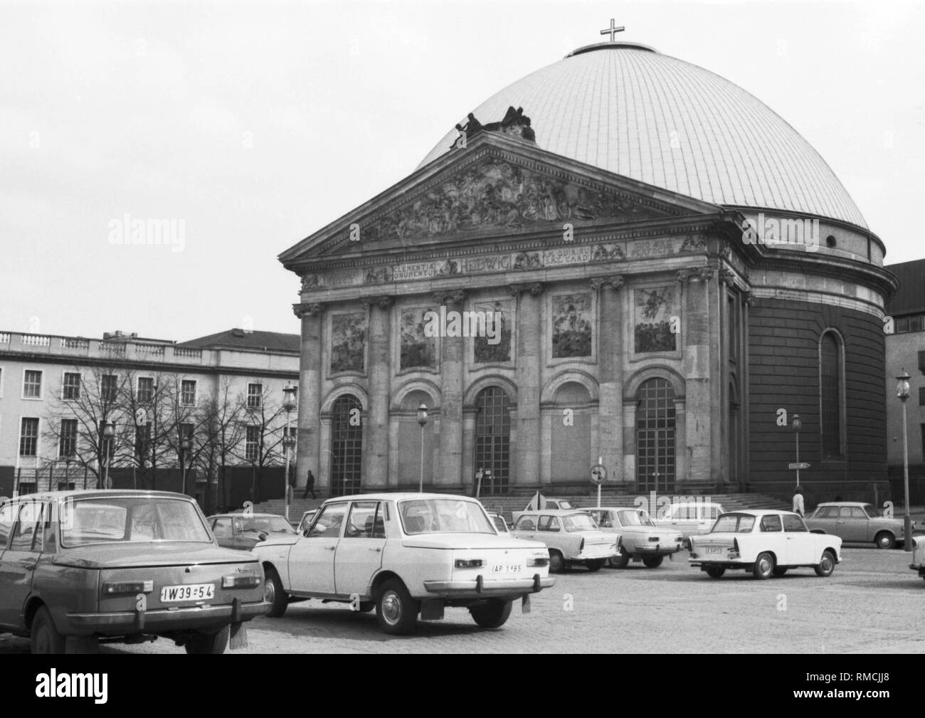 La Chiesa cattolica Santa Hedwig Cattedrale alle Bebelplatz di Berlino Est. Foto dal 1 marzo 1969. Foto Stock