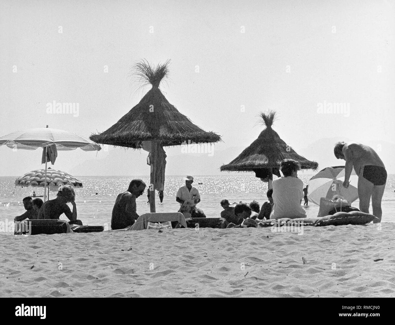 I turisti tedeschi sulla spiaggia delle Vacanze isola di Maiorca. Foto Stock