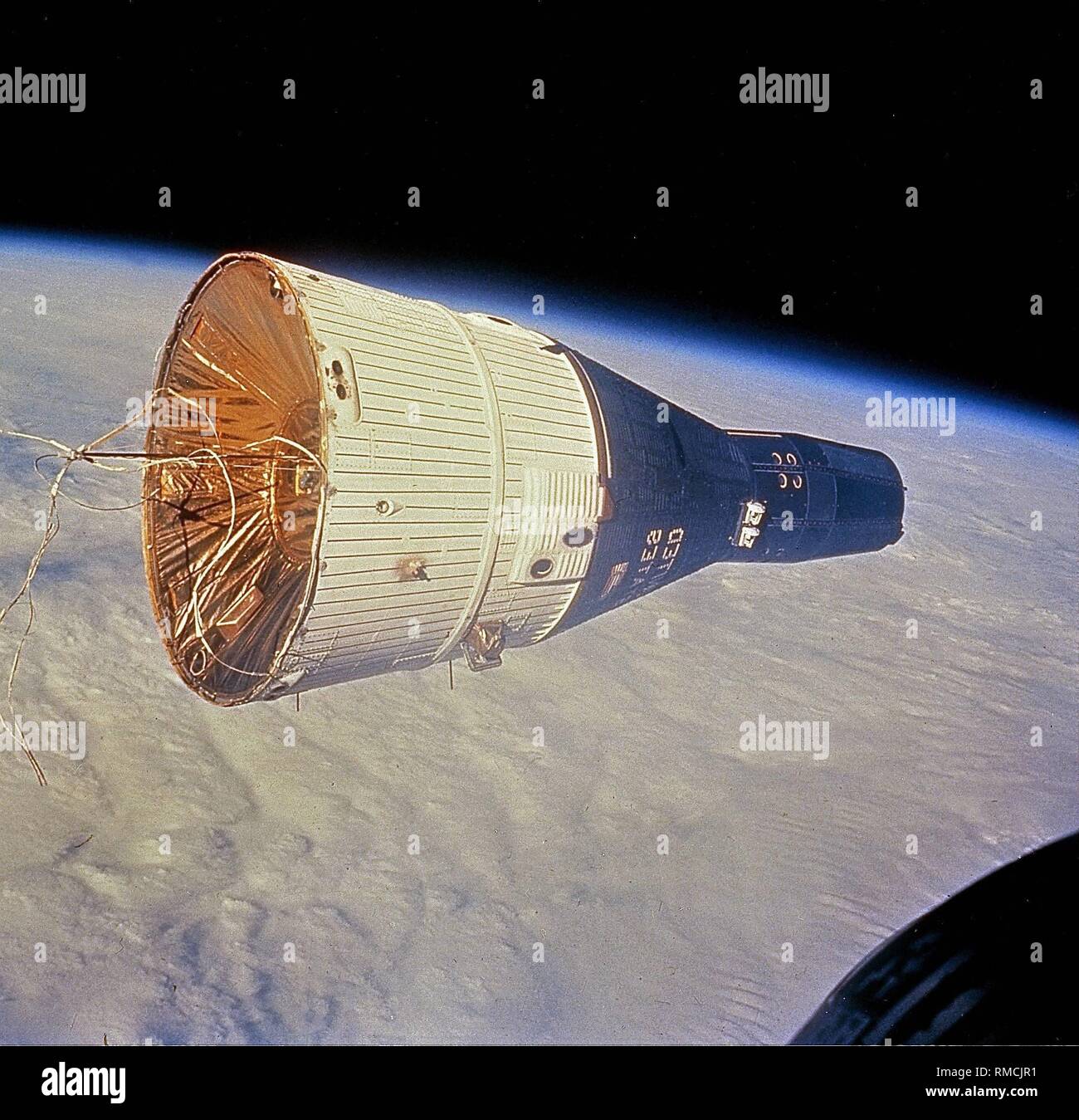 La navicella spaziale della Gemini 6 la missione (dicembre 1965) nella terra dell'orizzonte. Il principale obiettivo della missione è stato il rendezvous con la nave sorella Gemini 7, il primo incontro di due astronavi nello spazio. La foto è stata scattata dal modulo di comando Gemini 7. Foto Stock