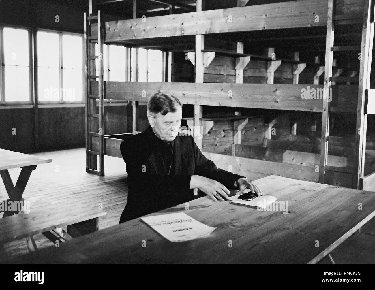 Sua Eccellenza Kazimierz Majdanski, Arcivescovo di Szczecin-Kamien, Polonia (Sedinen-Caminen). Nato il 01.03.1916, fu tenuto prigioniero nei campi di concentramento Sachsenhausen e Dachau dal 1940 al 1945. La foto mostra di lui su giugno 1989, in una ricostruzione di una caserma dell'ex campo di concentramento di Dachau, dove egli è apparso per un colloquio per il documentario 'Die Priester von Dachau" (i sacerdoti di Dachau), che ha ventilato sul BR in due parti il 18.02 e 25.02.1990. Foto Stock