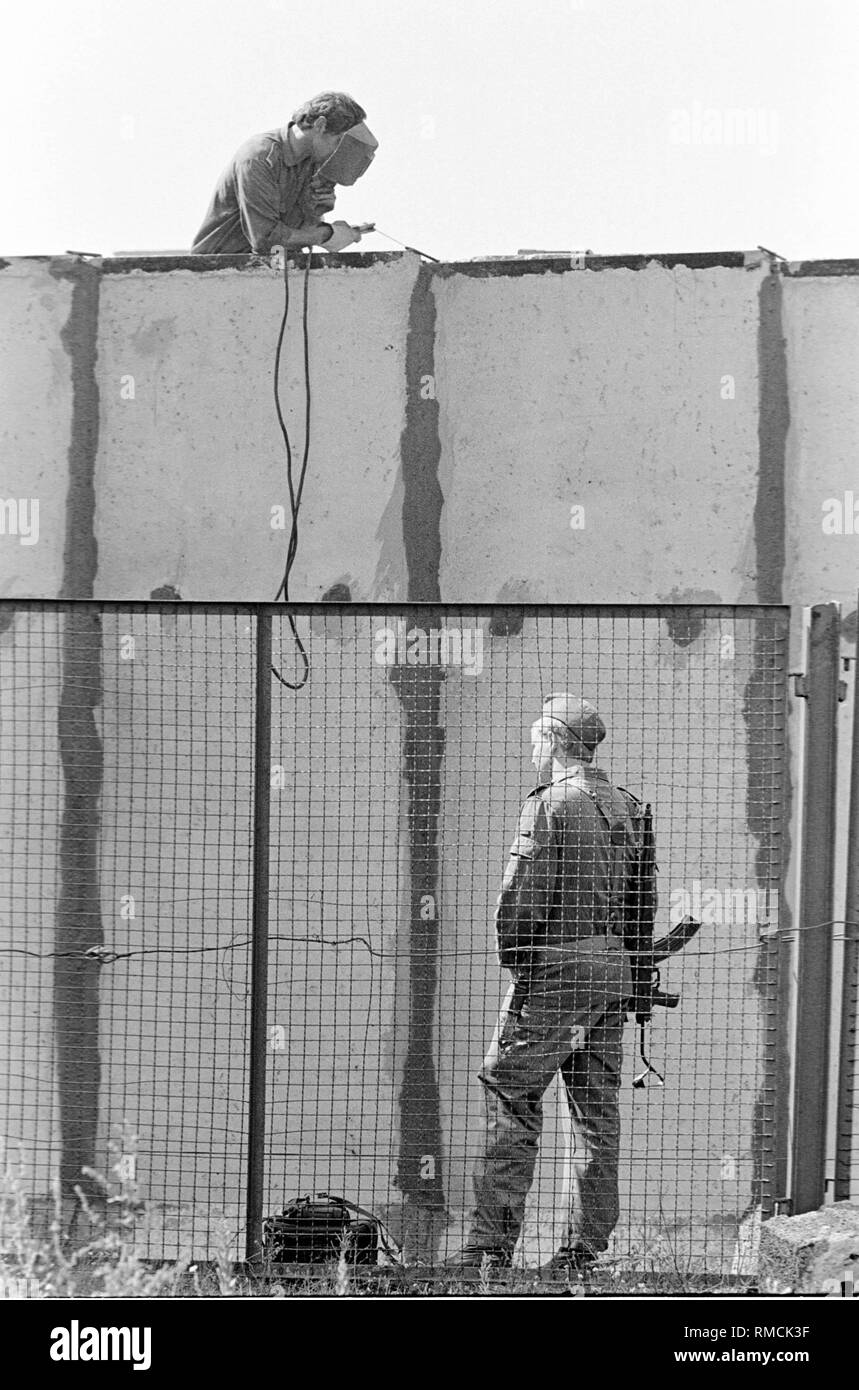 In agosto 1985, le autorità della RDT cominciare ad aggiornare l'ultima sezione del muro di Berlino con un oltre quattro metri di altezza parete di cemento. Foto Stock