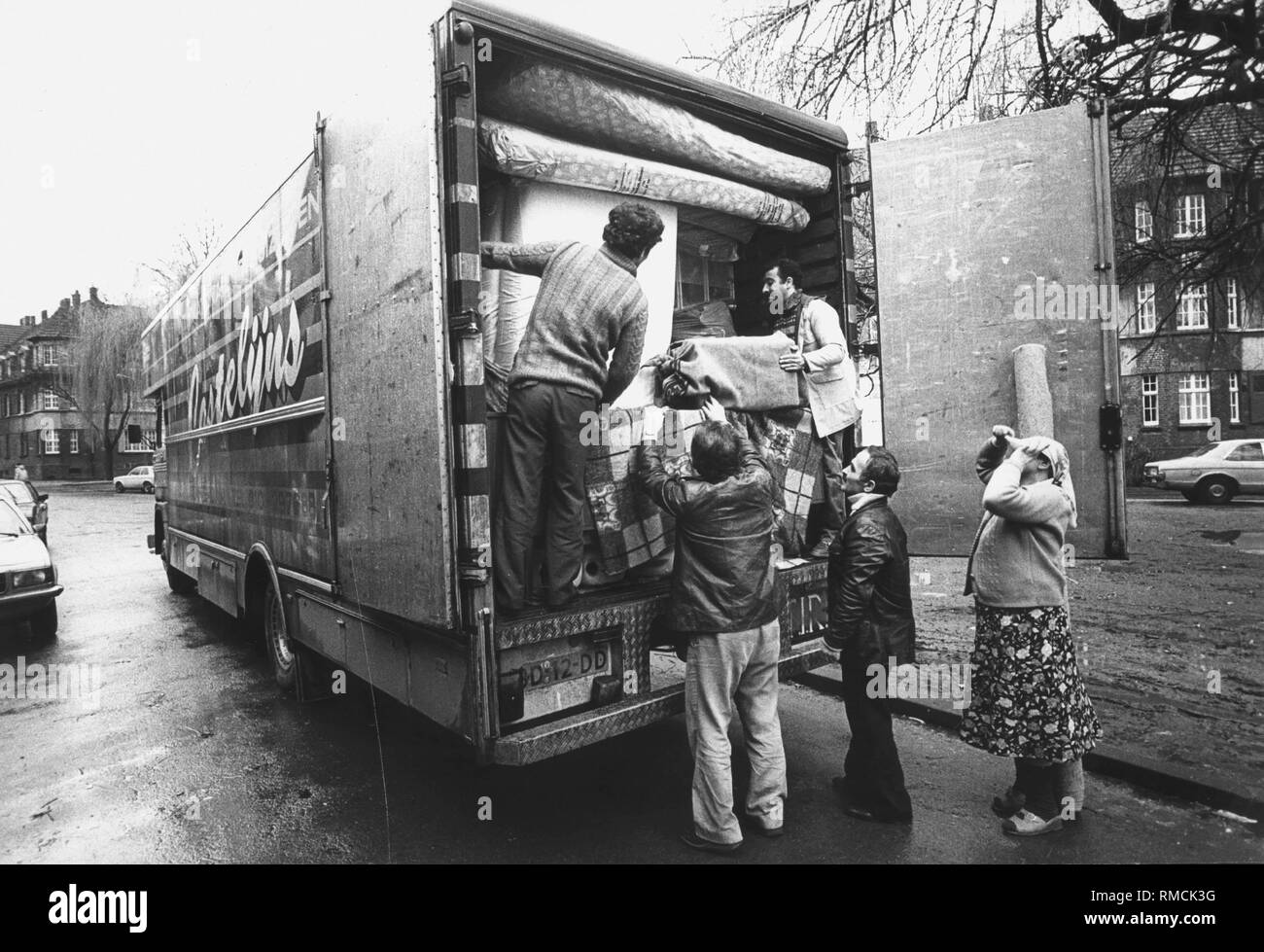 Bagno turco lavoratori ospiti al loro ritorno in patria. Il uemut carichi di famiglia il movimento del carrello con il supporto di un ambiente familiare. Foto Stock
