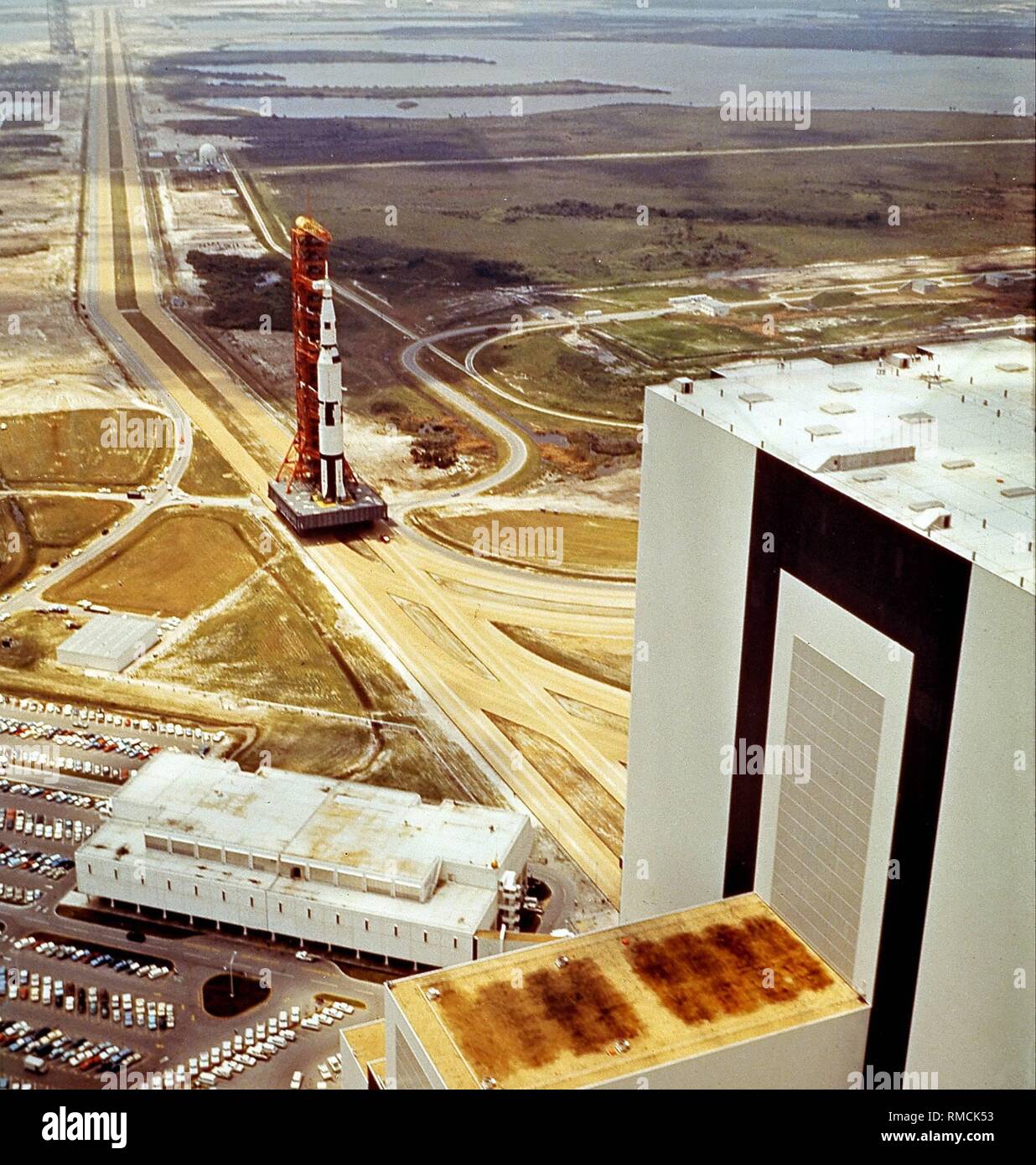 Un razzo con capsula spaziale viene trasportato dal gruppo torre per navicelle spaziali per il sito di lancio presso il Kennedy Space Center su un mobile launch pad. Foto non datata, probabilmente negli anni ottanta. Foto Stock