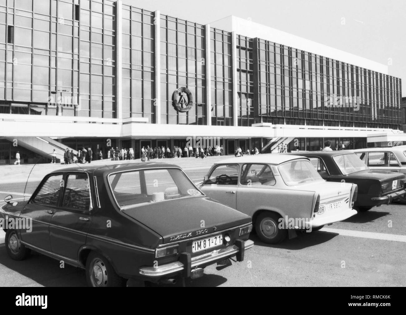 Il Palazzo della Repubblica della RDT, costruito dal 1973 al 1976 a Marx-Engels-Platz, oggi Schlossplatz, a Berlino è la sede della Volkskammer della RDT, nonché una riunione e centro culturale. Foto da Maggio 1, 1977. Foto Stock