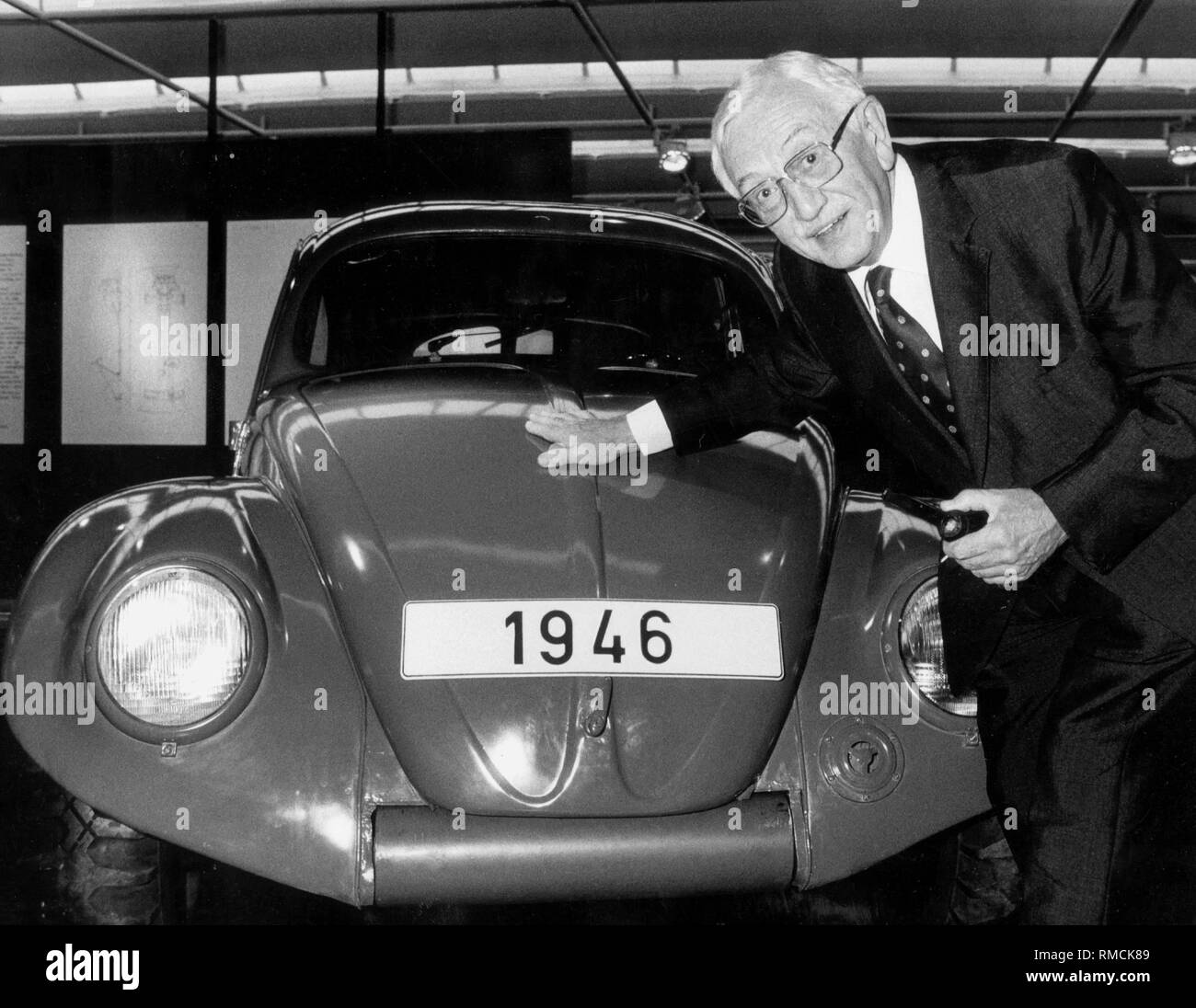 Maggiori Ivan Hirst con un VW Beetle dal 1946. Foto Stock