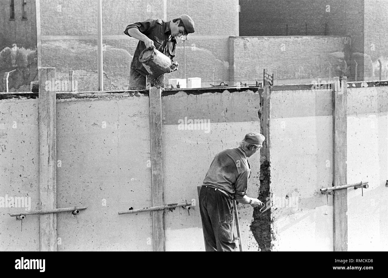 Grenzpioniere lavorando sulla modernizzazione della parete nel distretto di matrimonio. In agosto 1985, le autorità della RDT cominciare ad aggiornare l'ultima sezione del muro di Berlino con un oltre quattro metri di altezza parete di cemento. Foto Stock