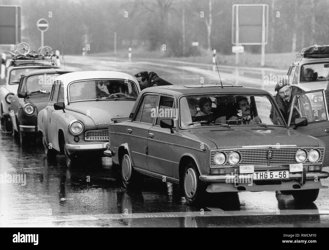 I carri di Tedeschi in fuga oltre la Cecoslovacchia e la Repubblica federale, vengono istruiti da funzionari della BGS al valico di frontiera Schirnding sul confine bavarese. In una fila, una Lada, una Wartburg e una Trabant. Foto Stock