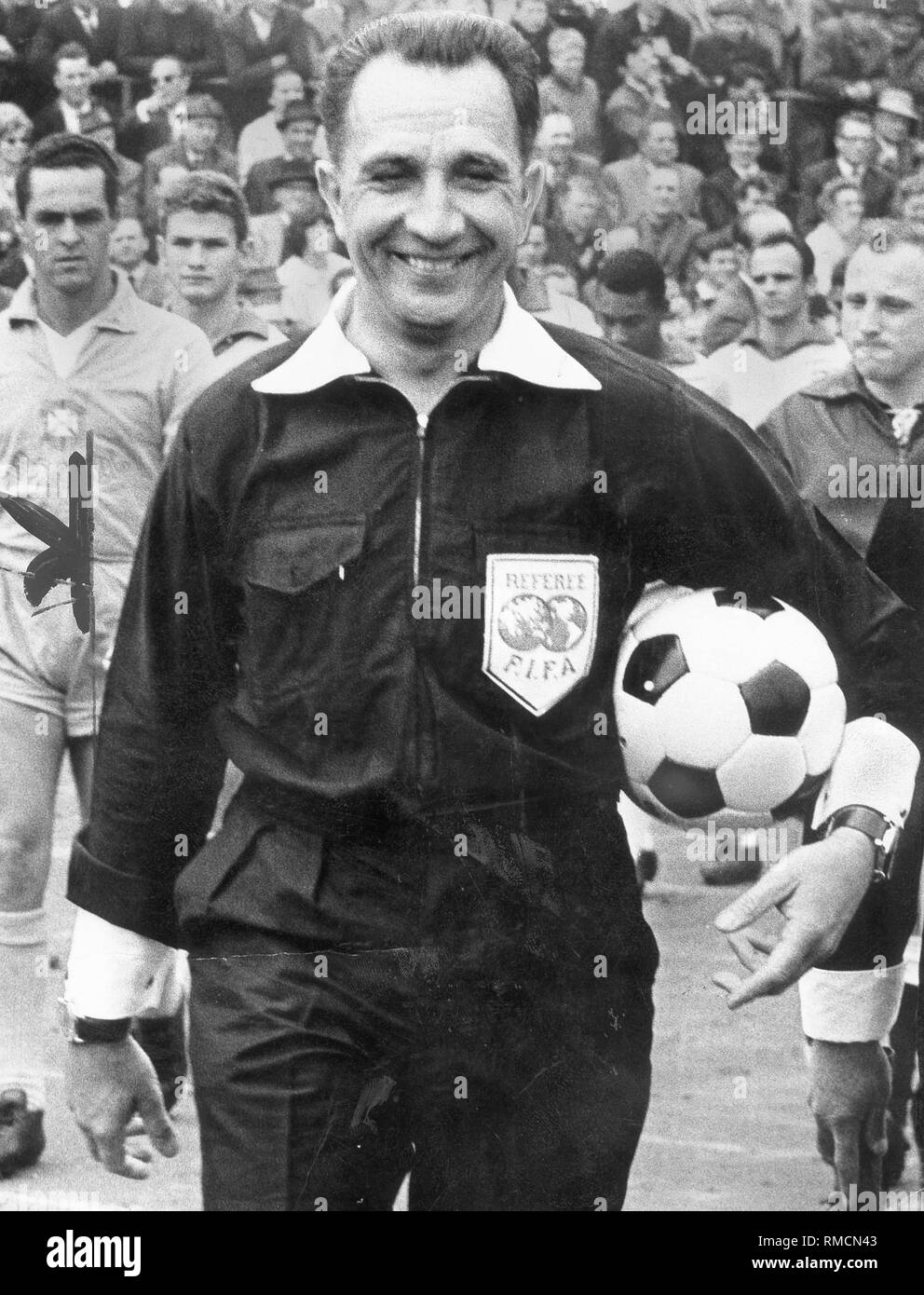 Gottfried Dienst, arbitro svizzero, è programmato per l'arbitro del gioco finale del 1966 World Cup a Londra, Wmbley Stadium. Foto Stock