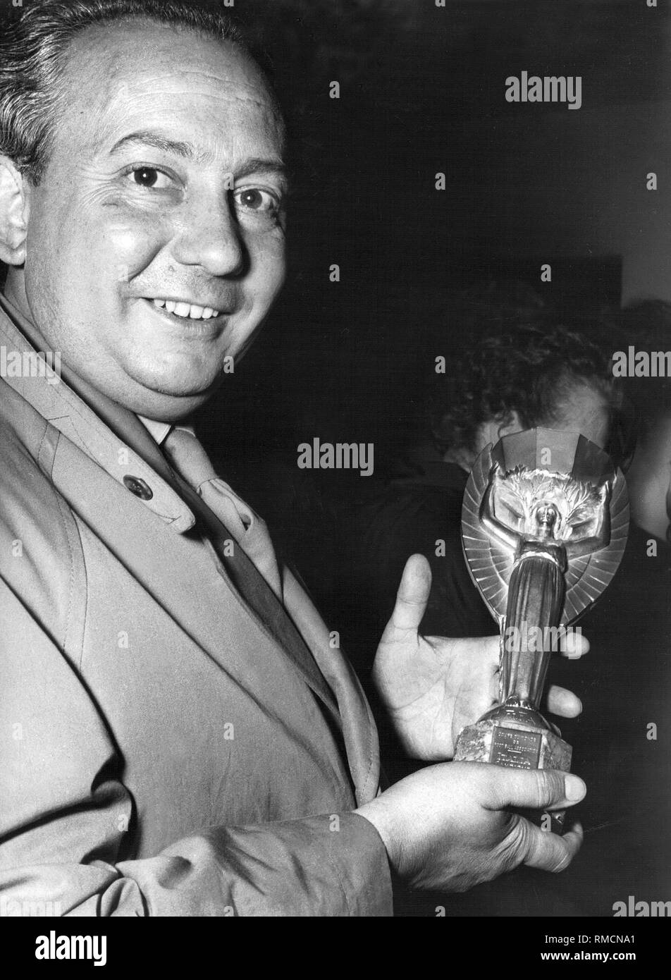 Un membro della delegazione con orgoglio presenta il 1954 FIFA World Cup Trofeo. La Germania ha vinto il titolo in Svizzera per la prima volta. Foto Stock