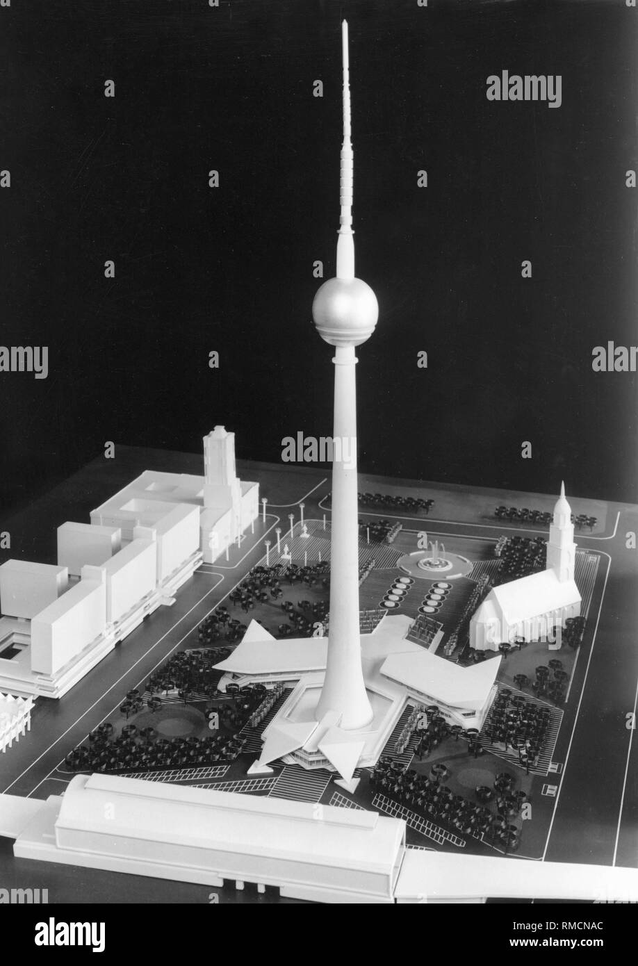 Modello di 368 metri di alta Fernsehturm Berlin nel centro della capitale della RDT tra Alexanderplatz e Marx-Engels-Platz (Schlossplatz). Foto non datata dal 1978. Foto Stock