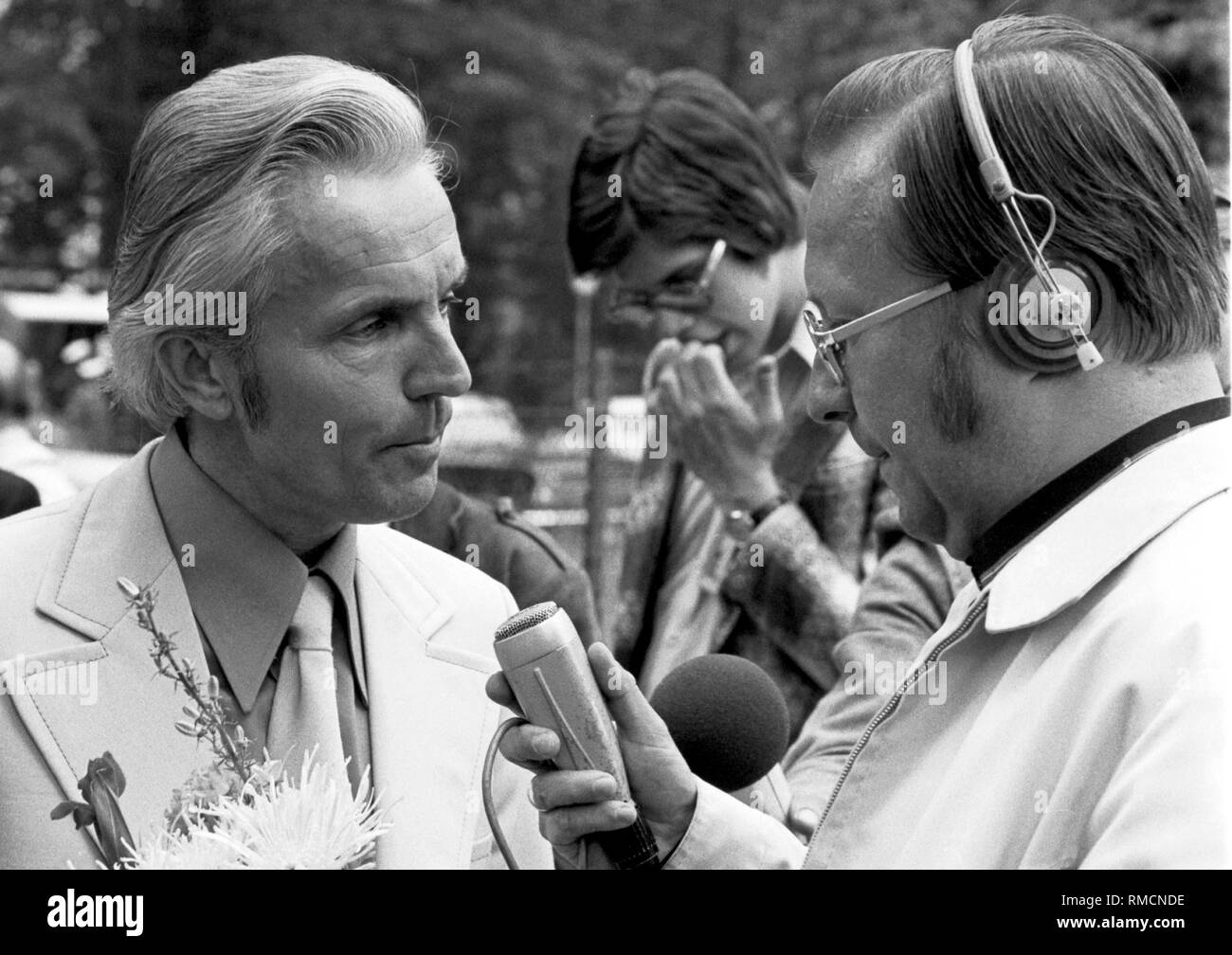 Georg Buschner: (26.12.1925 - 12.02.2007), allenatore della Germania Est nazionale di calcio, che nel 1974 il Campionato Mondiale di Amburgo ha sconfitto il più tardi campione di Germania con 1-0 e divenne il campione olimpico nel 1976. Qui in una intervista alla radio durante il 1974 Coppa del Mondo a Berlino Ovest. Foto Stock