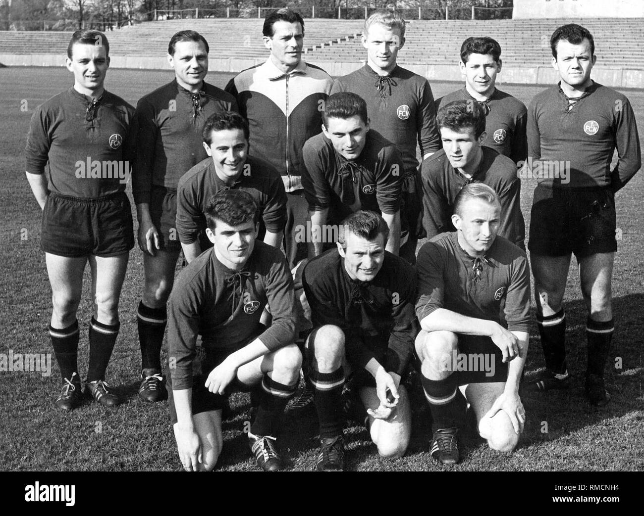 Il team di 1. FC. Nuernberg, i partecipanti in tedesco finali nel 1961: in piedi da sinistra: Flachenecker, Morlock, pullman Widmayer, Strehl, Haseneder, Albrecht. Fila centrale: Kreissel, Wenauer, Reisch. Nella parte anteriore: Derbfuss, Wabra, Hilpert. Foto Stock