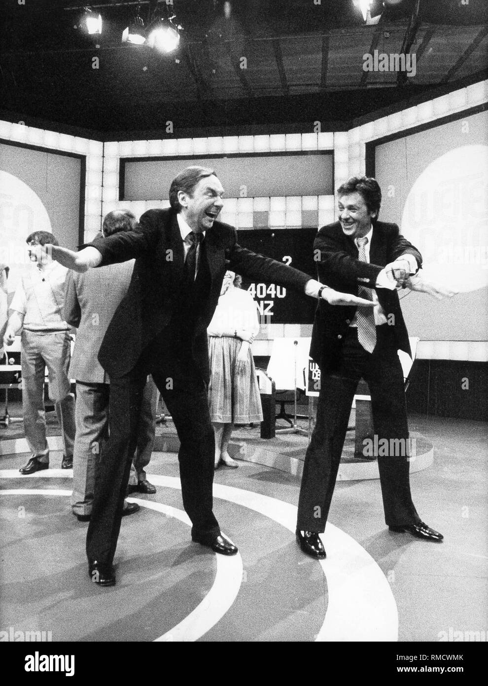 Harald Juhnke con Alain Delon in una mostra di "Wetten Dass,...'.. Foto Stock