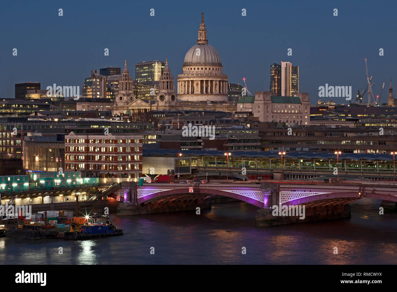 Lo skyline di Londra al tramonto con la Cattedrale di San Paolo & Blackfriars Bridge Foto Stock