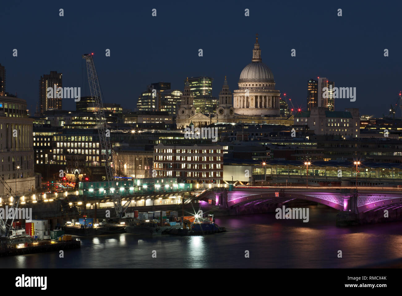 Vista sul quartiere finanziario di Londra di notte Blackfriars Bridge, la Cattedrale di San Paolo, Bridge House Foto Stock